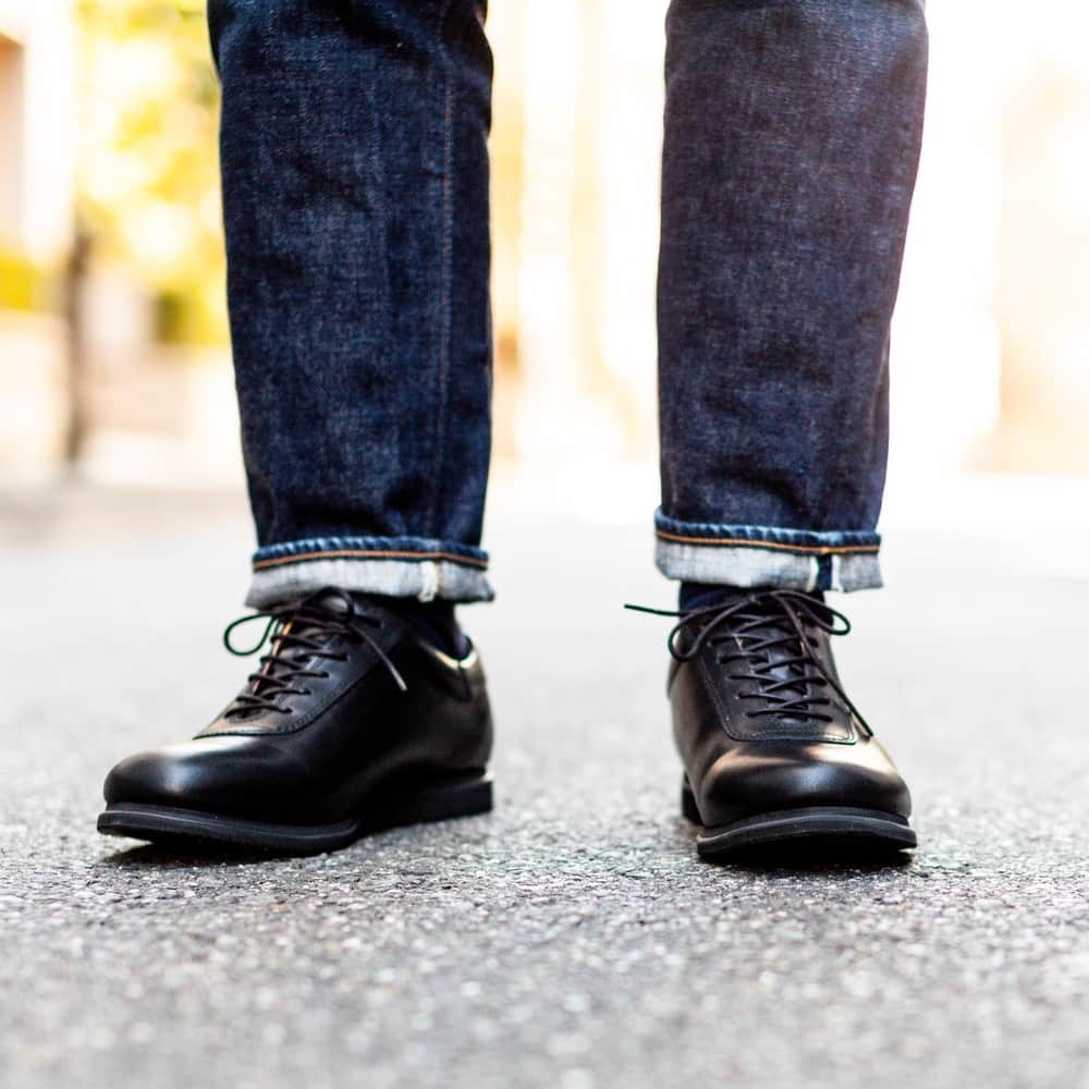 struct by blueover さんのインスタグラム写真 - (struct by blueover Instagram)「入荷後はやくもサイズ欠けが出ているマルコ。オンオフにも着用できる一足は、ノーズを長めにしたシャープなラストを採用、紳士靴のようなシルエットを生み出している。マッケイ製法と独自設計のソールユニットが、軽快な履き心地を生み出します。アッパーには老舗タンナーと協業開発した革本来の表情を損なわないままに半永久的に続く防水レザーを採用。  【キャンペーン】 現在実店舗において、ブルーオーバーをお買い上げの方に先着順で特製ベロアサコッシュをプレゼント。※数量限定なくなり次第終了。  詳細はプロフィールのハイライトから  #design #blueover #sneaker #craft #Simple #sneakers #madeinjaapn #japan #osaka #shoes #leathershoes」11月17日 21時00分 - blueover_struct