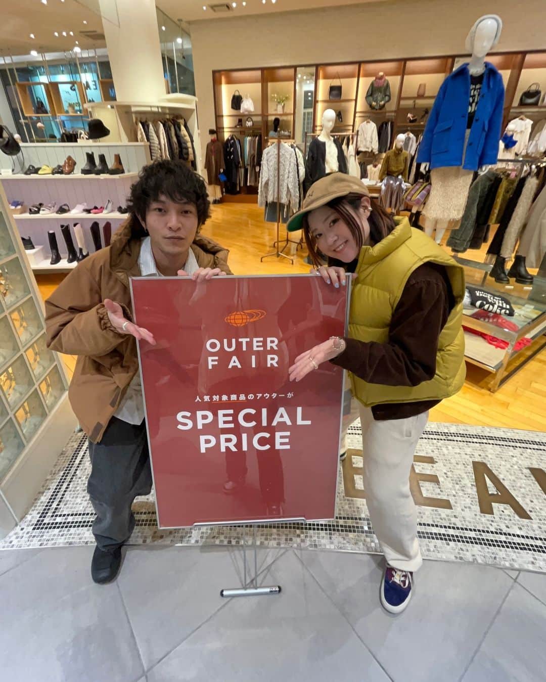 のインスタグラム：「. 【本日からアウターフェアSTART🏃‍♂️✨】　　  本日11/17〜11/26までアウターフェア開催中！！ 対象の商品が10%になる最高の期間です😘 4人で2アイテムずつ紹介してます！ ぜひ参考にして頂ければ嬉しいです(＾0＾)♡  是非アーカイブからも見ていただきたいです🥹💕  出演🥕南原、松山、谷口、林」