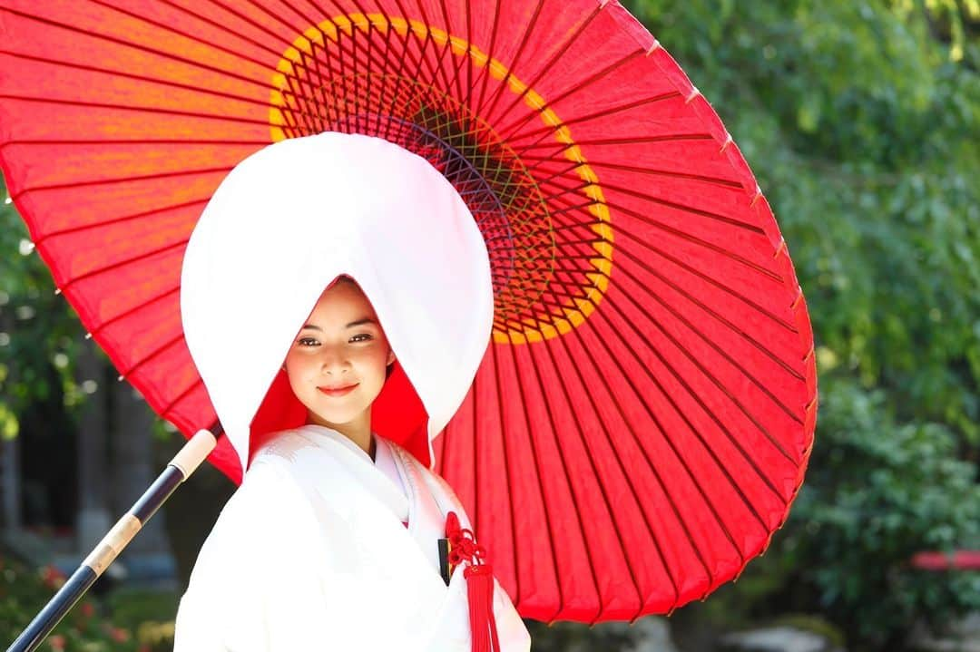 五十嵐邸ウエディングのインスタグラム：「高島屋で思い出に残る記念写真を💐  福を招くとされるフクロウが毎年訪れる縁起の良い庭園で、 四季の風情を存分に味わえます❄️  純白のドレスや白無垢が映える素敵な背景で、 新しい人生の始まりに相応しい、 思い出深い記念写真を撮影いたします。  #高島屋 #高島屋ウエディング #邸宅ウェディング #古民家ウェディング #家族婚 #家族結婚式 #小さな結婚式 #フォト婚 #貸切ウェディング #大人ウェディング #おしゃれ花嫁 #新潟ウェディング #新潟花嫁 #新潟プレ花嫁 #プレ花嫁 #卒花嫁 #結婚式 #結婚式準備 #花嫁準備 #ブライダルフォト #2023冬婚 #2024春婚 #婚約 #花嫁さんと繋がりたい #日本中のプレ花嫁さんと繋がりたい #新潟結婚式 #新潟結婚式場 #和モダン #和婚 #大人婚」