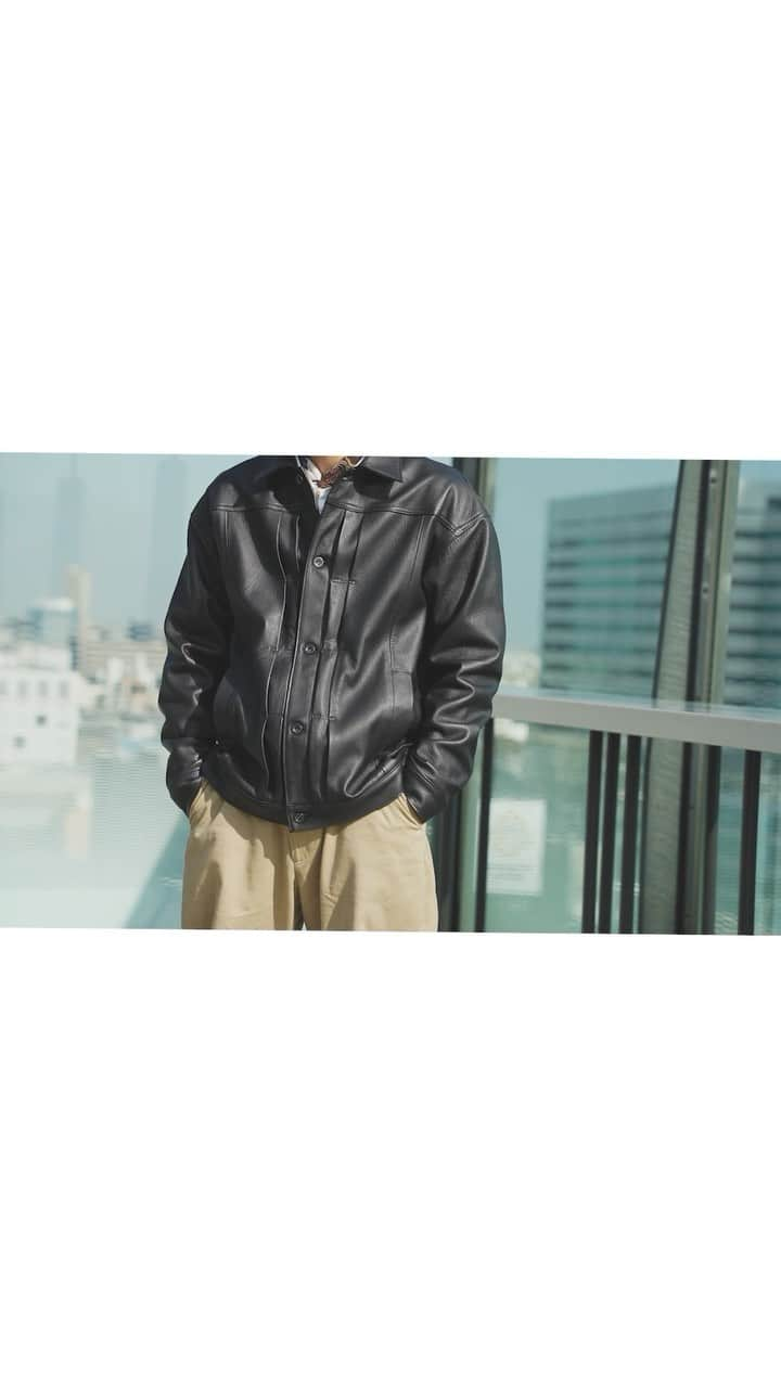 スロウのインスタグラム：「SLOW [ Regular collection]  Deer jacket Price:￥231,000(tax included) Color : BLACK(#10) Size:2  ヴィンテージデニムジャケットのスタイルを現代的に着やすく、SLOW完全オリジナルで再構築されたモデルになります。 ”レザー界のカシミヤ”とも称される鹿革はキメが細かく滑らかでもっちりとした素材が特徴的です。牛革と比べて軽やかで体に馴染みやく、使う時間と共に上品な艶が出てよりしなやかな肌触りへと昇華します。 こちらのジャケットには、永く愛用し自身でヴィンテージを育てていける様にと思いを込めて一手間掛けたデザインが特徴的です。 ヴィンテージデニムジャケットのなかで生地が1枚では足りず繋ぐために施すバックディティールを再現し、1940年代のデザインでは特徴的なウエストを調整するために考案されたクラシックな金具など、随所から見える細やかな拘りはSLOWでしか製作すことのできない唯一無二の逸品です。  #slow #leatherjacket #deerjacket」