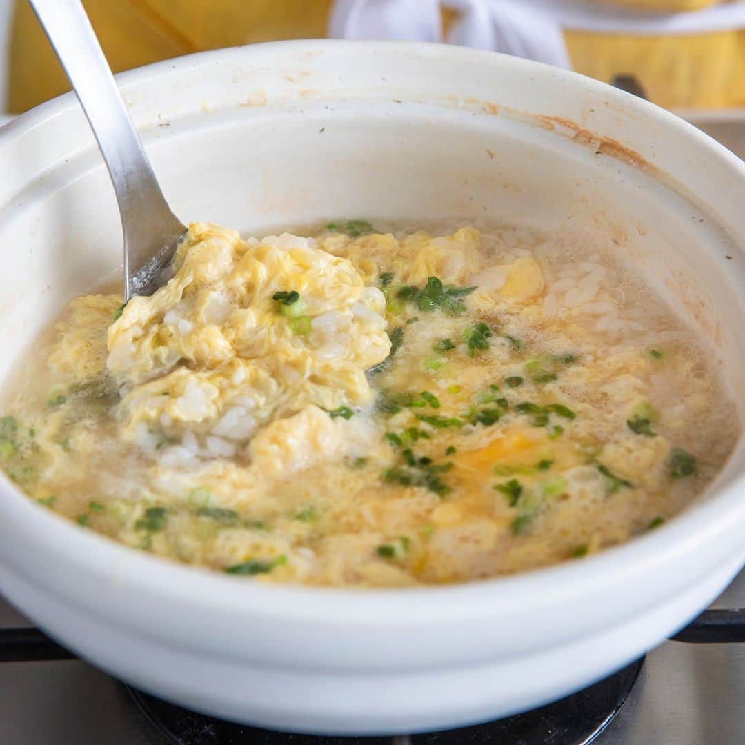 BRITA Japanさんのインスタグラム写真 - (BRITA JapanInstagram)「ぐっと冷え込んだ日にぴったりな鶏の水炊き。骨付き鶏もも肉のおいしい出汁は体温まるとっておきのスープです。まずはそのまま楽しんで。そのあと、薬味やポン酢で楽しみます。そして水炊きの〆は定番の卵雑炊。さあ冬の味覚を楽しみましょう。  【薬味たっぷり鶏の水炊き】 ▼材料（4人分） 【スープ】 鶏の骨付きもも肉ぶつ切り 500ｇ昆布 5㎝しょうが 10ｇ長ねぎの青いところ 少々ブリタの水 1,200mL塩 小さじ1/2  【具材】 鶏ももひき肉 300ｇ白菜 1/6個長ねぎ 1本水菜 3～4株生しいたけ 5～6個豆腐（もめん） 1/2丁＜調味料＞塩 醤油 適宜＜薬味＞青ネギみじん切り ゆず（すだちやかぼすでも） 柚子胡椒 ポン酢 ※〆は、ごはんと卵で卵雑炊に  【作りかた】 1：スープを作る 鍋に鶏もも肉、長ねぎ、しょうがを入れ、水を注いで火にかける。沸騰したら昆布をとり出してアクをすくい、火を弱めて1時間ほどゆっくり煮込む。スープに塩小さじ1/2で薄めに調味する。  2：鶏ひき肉は塩少々（分量外）を加えて粘りが出るまでこね、長ねぎのみじん切り、しょうがのすりおろし、ブリタの水大さじ3を加えて混ぜる。ほかの食材はそれぞれ、食べやすく切る。  3：土鍋に鶏もも肉と野菜、豆腐を並べ、スープを加えて火にかける。沸騰したら、2の鶏つくねのたねをすくって落とし、一緒に煮込む。  食べる時には、ポン酢や薬味を添えてお召し上がりください！ この鍋の〆は雑炊で！ 残った具材を取り除いたら、洗ったごはんを加え、煮立てる。味を見て醤油で調味し、溶きたまごを回し入れ、青ねぎを散らしたら出来上がり。  @arigakaoru  #スープレシピ #鍋レシピ #鶏の水炊き　#水炊きレシピ #スープ作家有賀薫さん #ブリタ #浄水器 #浄水ポット #ボトル型浄水器 #浄水カートリッジ #浄水フィルター #ブリタのある生活 #ペットボトルよりブリタ #sdgs #環境問題 #エコ #サスティナブル #サステイナブル #サステナブル」11月17日 21時00分 - brita.japan