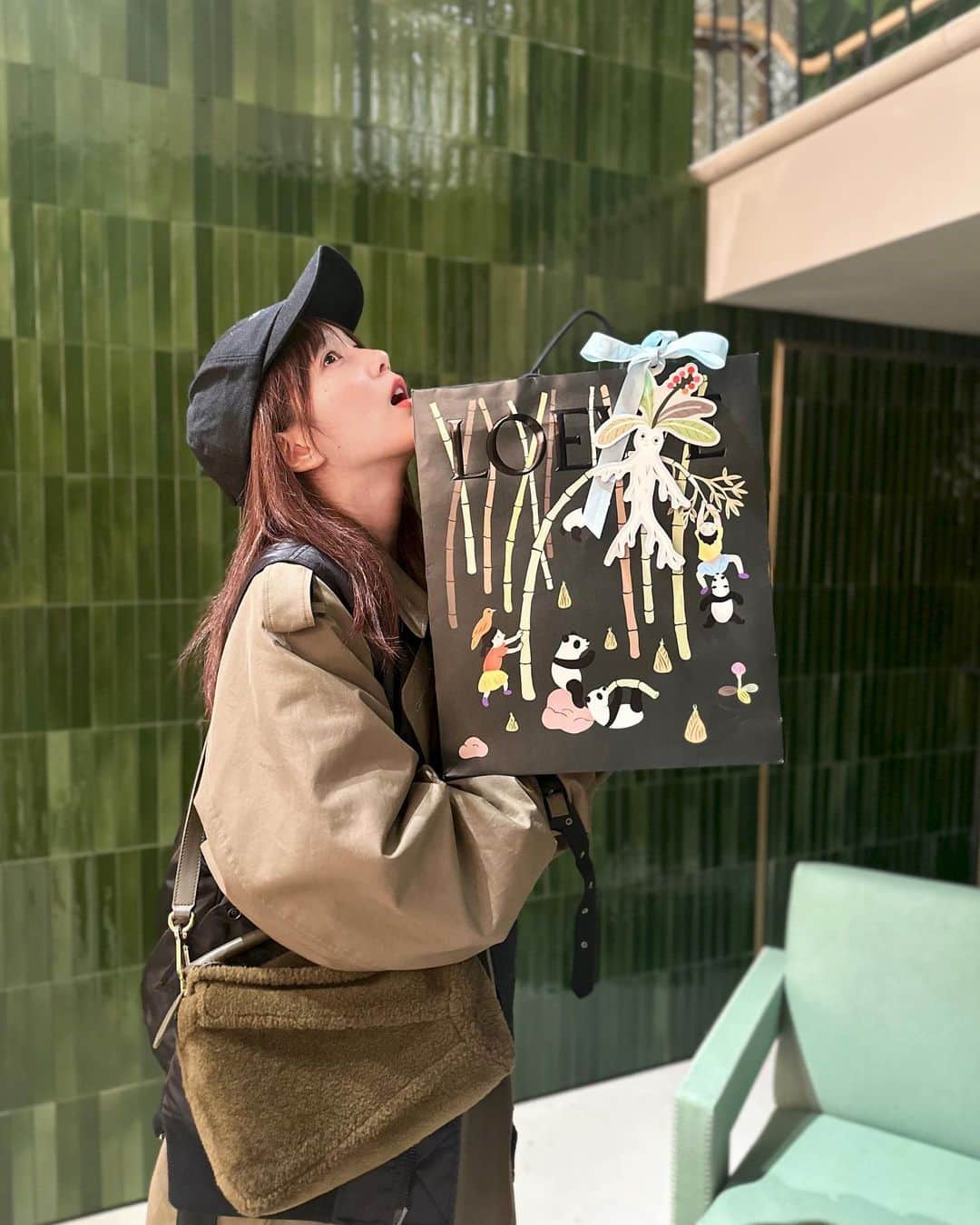本田翼さんのインスタグラム写真 - (本田翼Instagram)「🧚🏻🥕 @loewe と@suna_fujita コラボの紙袋があまりにもかわいい😮‍💨 ゼラニウムの香りのキャンドルを買いました🕯️ 最近鼻の中が乾燥し過ぎててどうしようもないですが みなさんいかがお過ごしでしょうか🫠 #購入記録💸 #ほんだのふく」11月17日 21時01分 - tsubasa_0627official