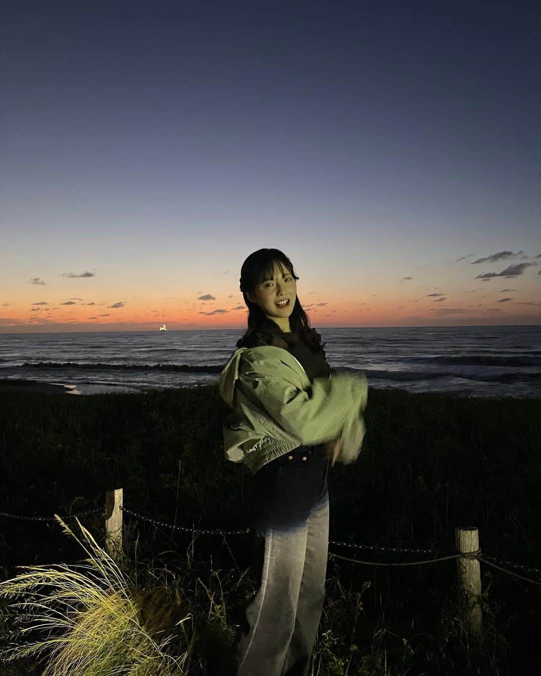 大塚七海のインスタグラム：「ロケの移動中、空と海があまりにも綺麗すぎたので 一回車止めてもらって見に行った！ 写真も撮った！ 新潟すごくない！？🌊💫」