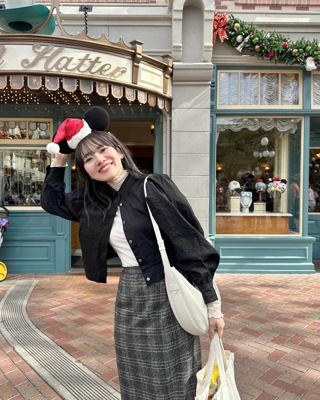 のインスタグラム：「ㅤㅤㅤㅤㅤㅤㅤㅤㅤㅤㅤㅤㅤ ㅤㅤㅤㅤㅤㅤㅤㅤㅤㅤㅤㅤㅤ shirt : #hbeautyandyouth inner : #junoah skirt : #formeque bag : #folnua sneakers : #zara ㅤㅤㅤㅤㅤㅤㅤㅤㅤㅤㅤㅤㅤ カリフォルニアディズニー1日目前半は 大人めガーリーに🫶🏻🖤 ㅤㅤㅤㅤㅤㅤㅤㅤㅤㅤㅤㅤㅤ モノトーンでまとめつつもディテールで可愛さを🥰 ㅤㅤㅤㅤㅤㅤㅤㅤㅤㅤㅤㅤㅤ これでも昼間は暑かった〜！ ㅤㅤㅤㅤㅤㅤㅤㅤㅤㅤㅤㅤㅤ #kaho_fashion #kaho_disney」