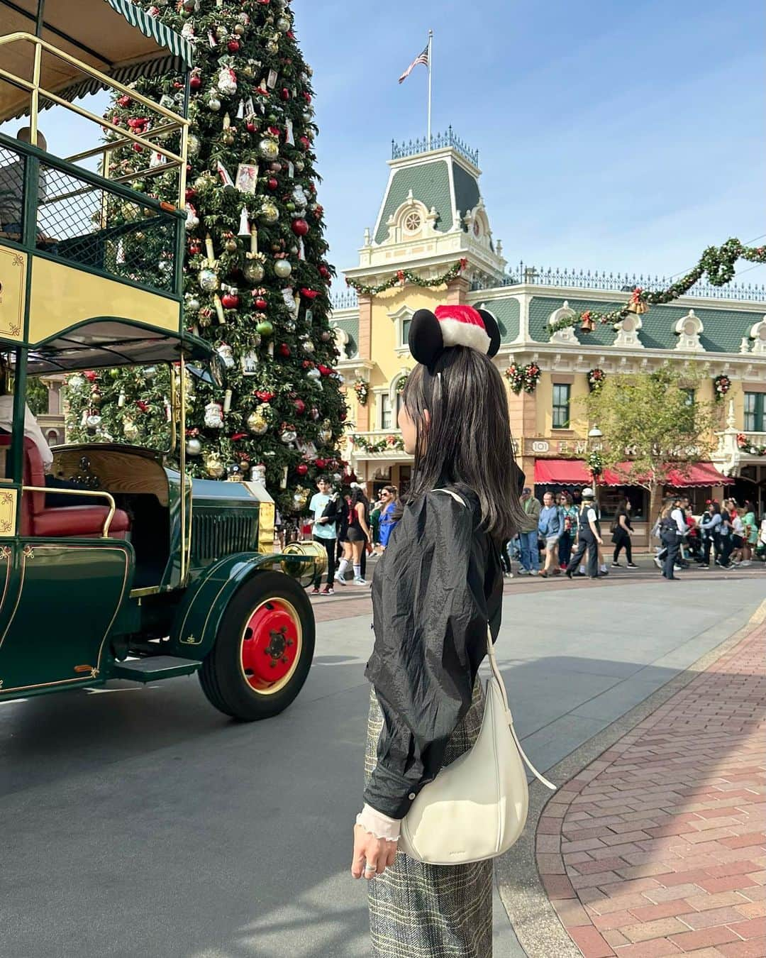 かほこ。さんのインスタグラム写真 - (かほこ。Instagram)「ㅤㅤㅤㅤㅤㅤㅤㅤㅤㅤㅤㅤㅤ ㅤㅤㅤㅤㅤㅤㅤㅤㅤㅤㅤㅤㅤ shirt : #hbeautyandyouth inner : #junoah skirt : #formeque bag : #folnua sneakers : #zara ㅤㅤㅤㅤㅤㅤㅤㅤㅤㅤㅤㅤㅤ カリフォルニアディズニー1日目前半は 大人めガーリーに🫶🏻🖤 ㅤㅤㅤㅤㅤㅤㅤㅤㅤㅤㅤㅤㅤ モノトーンでまとめつつもディテールで可愛さを🥰 ㅤㅤㅤㅤㅤㅤㅤㅤㅤㅤㅤㅤㅤ これでも昼間は暑かった〜！ ㅤㅤㅤㅤㅤㅤㅤㅤㅤㅤㅤㅤㅤ #kaho_fashion #kaho_disney」11月17日 21時01分 - xxokohakxx