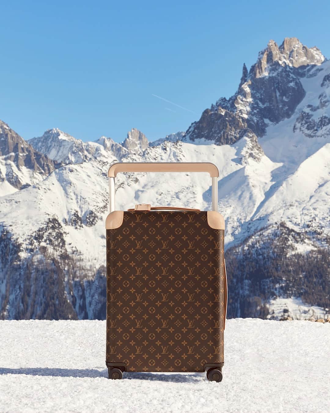 ルイ・ヴィトンさんのインスタグラム写真 - (ルイ・ヴィトンInstagram)「Fei Fei Sun for Louis Vuitton: Horizons Never End. Backdropped by the vertiginous mountains of Chamonix, the emblematic Horizon suitcase is captured in the Maison’s latest travel campaign. Discover the collection via link in bio.  #FeiFeiSun #LVHorizon #LouisVuitton」11月18日 18時00分 - louisvuitton