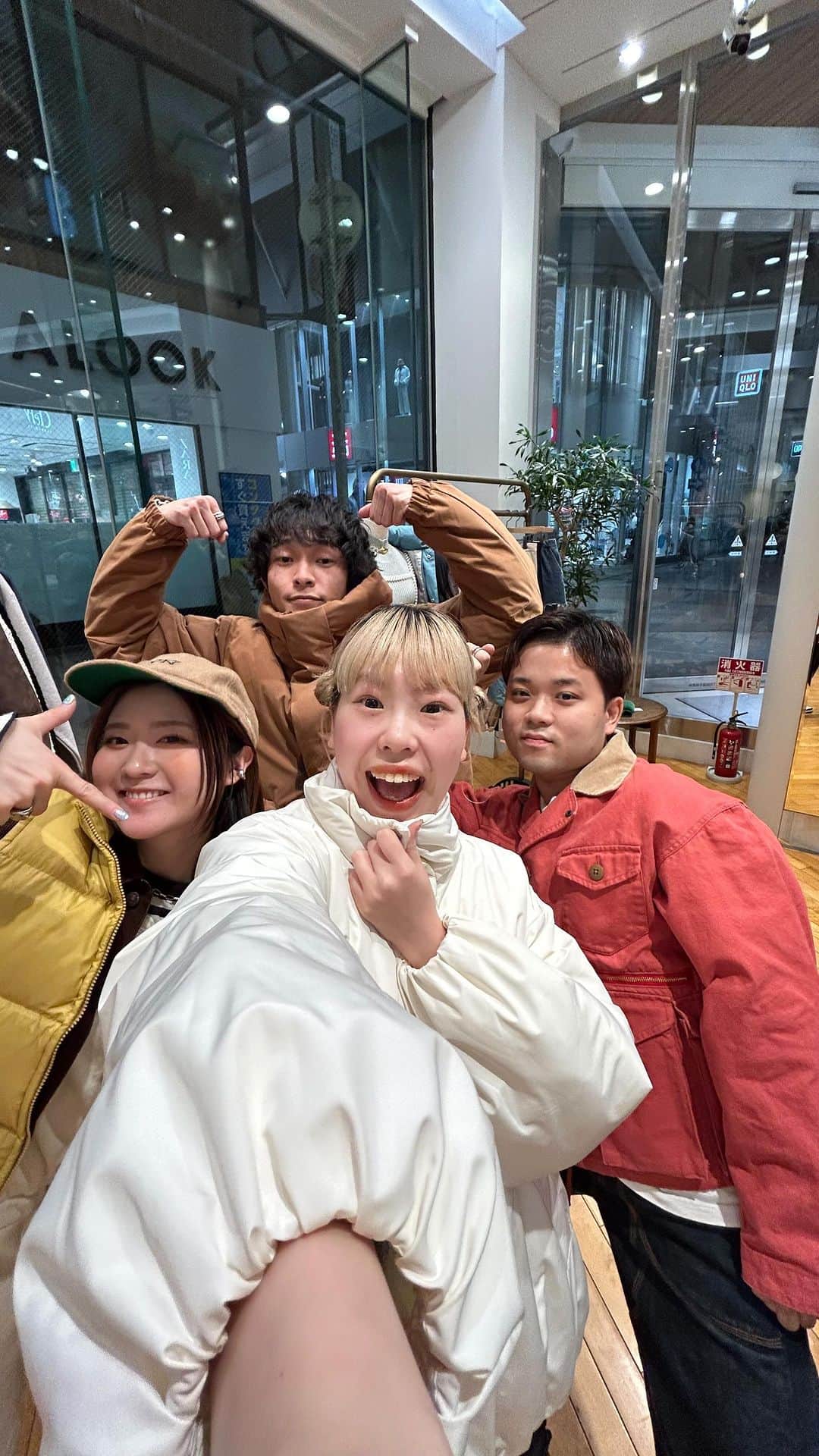 のインスタグラム：「. 【本日からアウターフェアSTART🏃‍♂️✨】  本日11/17〜11/26までアウターフェア開催中！！ 対象の商品が10%になる最高の期間です😘 4人で2アイテムずつ紹介してます！ ぜひ参考にして頂ければ嬉しいです(＾0＾)♡  是非アーカイブからも見ていただきたいです🥹💕」