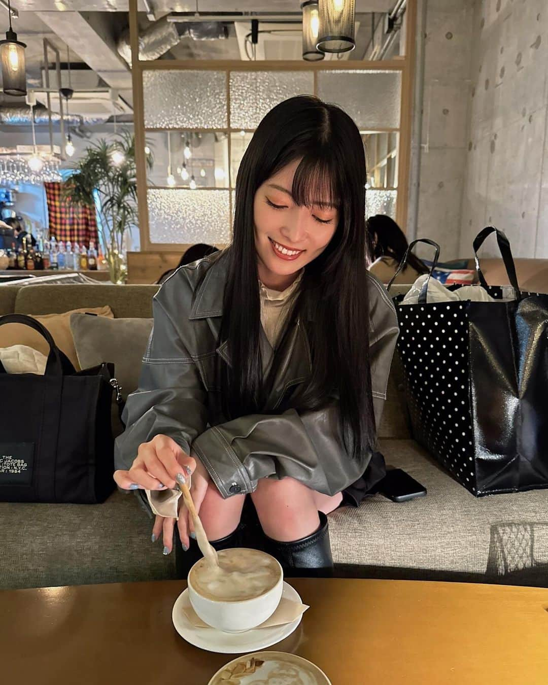 日下部美愛さんのインスタグラム写真 - (日下部美愛Instagram)「友達に写真撮らせて～て言われて何したらいいか分からなくて ひたすらキャラメルラテ混ぜてたら めっちゃ混ぜてる～🥰って笑われた時の私」11月17日 21時02分 - miakusakabe_official