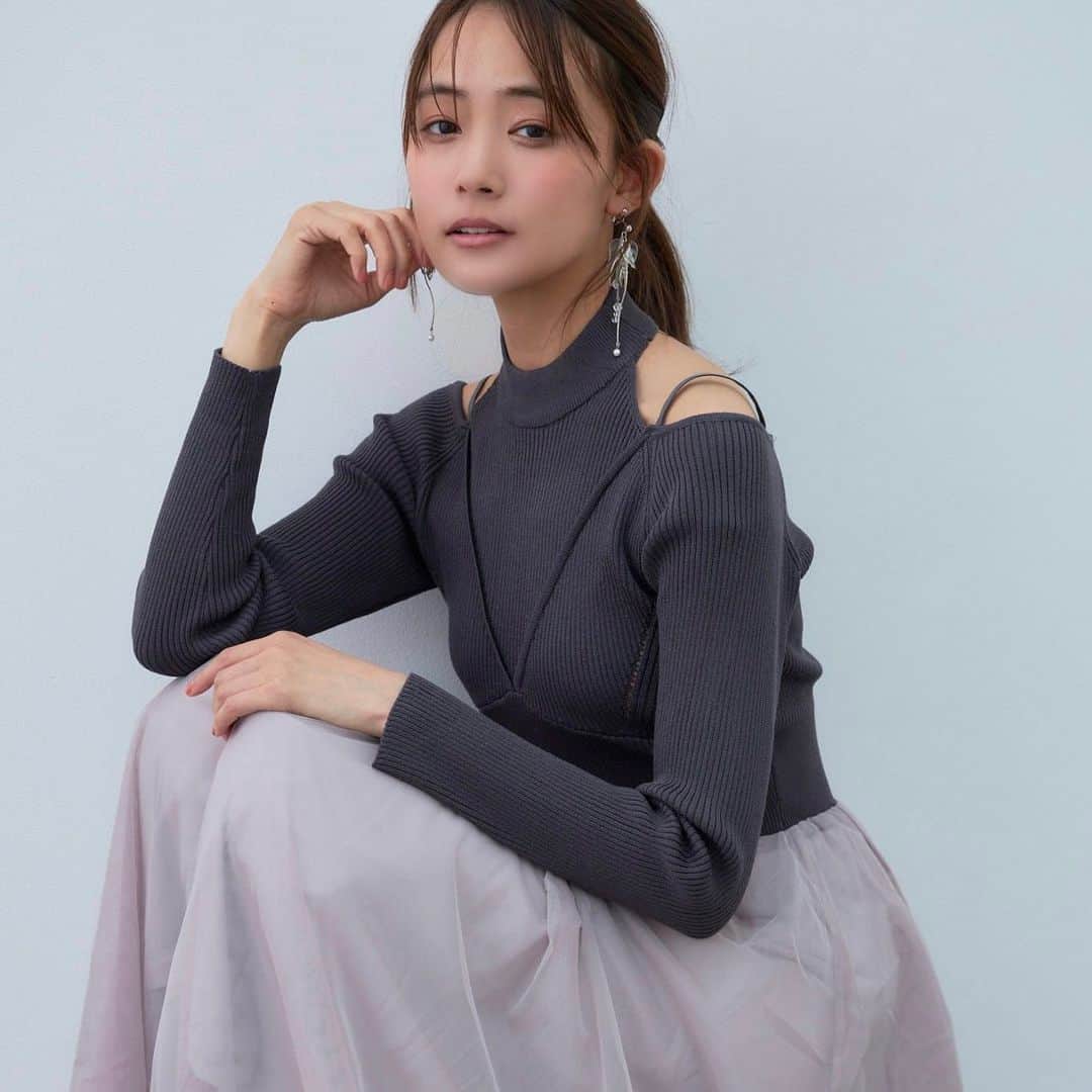 MERCURYDUOさんのインスタグラム写真 - (MERCURYDUOInstagram)「《 NEWARRIVAL 》 5日間限定ランチャン祭り開催中 ⁡ ／ 　人気No.1！ 　チュールドッキングの華やかワンピース ＼　 ︎ ⁡ #泉里香 さん着用 #チュールドッキング2wayニットワンピース color:ivory/charcoalgray/black size:S/M ⁡ ⁡ ⁡ ⁡ アイテム詳細は投稿の商品タグ、 または @mercuryduo_comの トップURLからCHECK！ ⁡ ⁡ ⁡ ※人気アイテムは数に限りがありますのでお早めに ⁡ ⁡ ＿＿＿＿＿＿＿＿＿＿＿＿＿＿ ㅤ ⁡ 人気スタッフのコーディネートはこちら ▶︎ @mercuryduo_styling  ⁡ #MERCURYDUO #マーキュリーデュオ #公式通販runwaychannel ⁡ ＿＿＿＿＿＿＿＿＿＿＿＿＿＿ ㅤ #ワンピースコーデ#ワンピ#冬服コーデ#冬コーデ #olコーデ#ワンピコーデ#チュールワンピース  #チュール#きれいめコーデ#デートコーデ#トレンド #大人カジュアル#大人フェミニンコーデ#大人可愛い」11月17日 21時03分 - mercuryduo_com