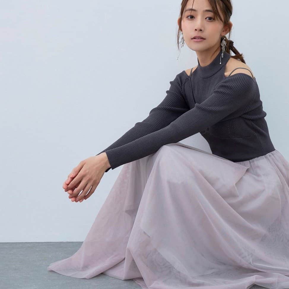 MERCURYDUOさんのインスタグラム写真 - (MERCURYDUOInstagram)「《 NEWARRIVAL 》 5日間限定ランチャン祭り開催中 ⁡ ／ 　人気No.1！ 　チュールドッキングの華やかワンピース ＼　 ︎ ⁡ #泉里香 さん着用 #チュールドッキング2wayニットワンピース color:ivory/charcoalgray/black size:S/M ⁡ ⁡ ⁡ ⁡ アイテム詳細は投稿の商品タグ、 または @mercuryduo_comの トップURLからCHECK！ ⁡ ⁡ ⁡ ※人気アイテムは数に限りがありますのでお早めに ⁡ ⁡ ＿＿＿＿＿＿＿＿＿＿＿＿＿＿ ㅤ ⁡ 人気スタッフのコーディネートはこちら ▶︎ @mercuryduo_styling  ⁡ #MERCURYDUO #マーキュリーデュオ #公式通販runwaychannel ⁡ ＿＿＿＿＿＿＿＿＿＿＿＿＿＿ ㅤ #ワンピースコーデ#ワンピ#冬服コーデ#冬コーデ #olコーデ#ワンピコーデ#チュールワンピース  #チュール#きれいめコーデ#デートコーデ#トレンド #大人カジュアル#大人フェミニンコーデ#大人可愛い」11月17日 21時03分 - mercuryduo_com
