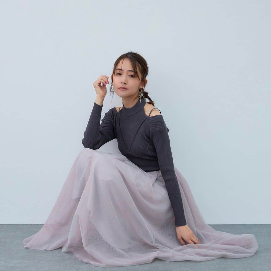 MERCURYDUOさんのインスタグラム写真 - (MERCURYDUOInstagram)「《 NEWARRIVAL 》 5日間限定ランチャン祭り開催中 ⁡ ／ 　人気No.1！ 　チュールドッキングの華やかワンピース ＼　 ︎ ⁡ #泉里香 さん着用 #チュールドッキング2wayニットワンピース color:ivory/charcoalgray/black size:S/M ⁡ ⁡ ⁡ ⁡ アイテム詳細は投稿の商品タグ、 または @mercuryduo_comの トップURLからCHECK！ ⁡ ⁡ ⁡ ※人気アイテムは数に限りがありますのでお早めに ⁡ ⁡ ＿＿＿＿＿＿＿＿＿＿＿＿＿＿ ㅤ ⁡ 人気スタッフのコーディネートはこちら ▶︎ @mercuryduo_styling  ⁡ #MERCURYDUO #マーキュリーデュオ #公式通販runwaychannel ⁡ ＿＿＿＿＿＿＿＿＿＿＿＿＿＿ ㅤ #ワンピースコーデ#ワンピ#冬服コーデ#冬コーデ #olコーデ#ワンピコーデ#チュールワンピース  #チュール#きれいめコーデ#デートコーデ#トレンド #大人カジュアル#大人フェミニンコーデ#大人可愛い」11月17日 21時03分 - mercuryduo_com
