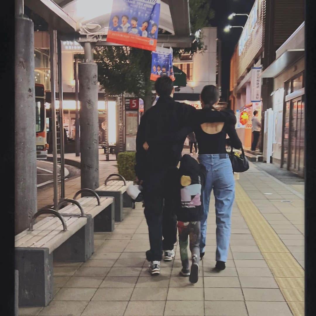 関谷桃子さんのインスタグラム写真 - (関谷桃子Instagram)「そういえば この間、結婚記念日でしたww 誕生日のすぐ後なので 毎年、かなりの確率で忘れてしまう我が家の結婚記念日ですww  イベハラ担当なのに なぜか私も忘れがちですw  この日は娘が "パパとマミーのラブラブ風の写真" をディレクションしてくれました🤣📷笑  が、、、 肩とか組んでみたもののw  "俺の女にさわるなーー！！！"  と必ず息子が割って入ってくる。笑笑  "俺の女"パパにも言われたことのない言葉を息子に言われる日がくるとはっっ🤣🤣🤣  らぶだぜ🫶  というわけで、あっという間に9年目に突入ですっ。  早いねーwww  喧嘩上等🤜🤛 （どーせ負けるけど😮‍💨） これからもよろしくお願いします🙇  #結婚記念日 #仲良い風写真 #娘ディレクション  #8周年」11月17日 21時03分 - momomo_s_