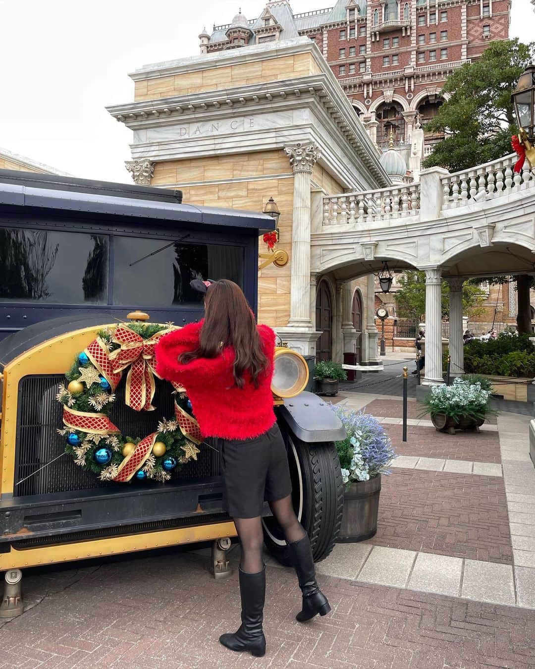 原花奈妃さんのインスタグラム写真 - (原花奈妃Instagram)「クリスマスのディズニーってわくわくする〜 アメリカンウォーターフロントが、とっても可愛かった🎄 寒い寒いディズニーだったけど、カイロ貼って耐えた！笑  ソアリンを母に見せたくて🦅 10年ぶりくらいに一緒に行ったよ！ この前初めて乗ったときに、絶対ママが好きなやつだ！と思ったの！ 一緒に乗れてよかった♡ 朝ごはんゆっくり食べてから入ったら、11:30の時点でプレミアアクセス売り切れてて！ 頑張って130分並んで乗って、 「最初怖かったけど、すごく楽しい！また乗りたい」って🫶🏻 帰るまえに〆でまた130分並んで乗った〜！ 2回乗れてハッピーだった👼🏻  ソアリン好きですか？？（使ってみる）」11月17日 21時04分 - hanaki__h