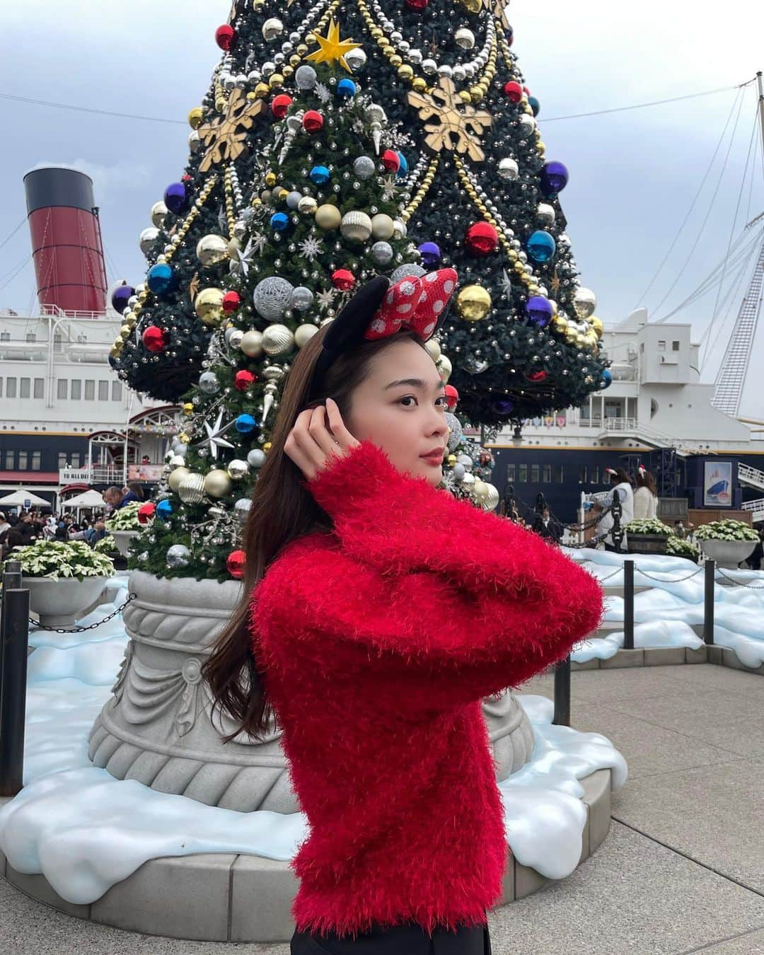 原花奈妃さんのインスタグラム写真 - (原花奈妃Instagram)「クリスマスのディズニーってわくわくする〜 アメリカンウォーターフロントが、とっても可愛かった🎄 寒い寒いディズニーだったけど、カイロ貼って耐えた！笑  ソアリンを母に見せたくて🦅 10年ぶりくらいに一緒に行ったよ！ この前初めて乗ったときに、絶対ママが好きなやつだ！と思ったの！ 一緒に乗れてよかった♡ 朝ごはんゆっくり食べてから入ったら、11:30の時点でプレミアアクセス売り切れてて！ 頑張って130分並んで乗って、 「最初怖かったけど、すごく楽しい！また乗りたい」って🫶🏻 帰るまえに〆でまた130分並んで乗った〜！ 2回乗れてハッピーだった👼🏻  ソアリン好きですか？？（使ってみる）」11月17日 21時04分 - hanaki__h