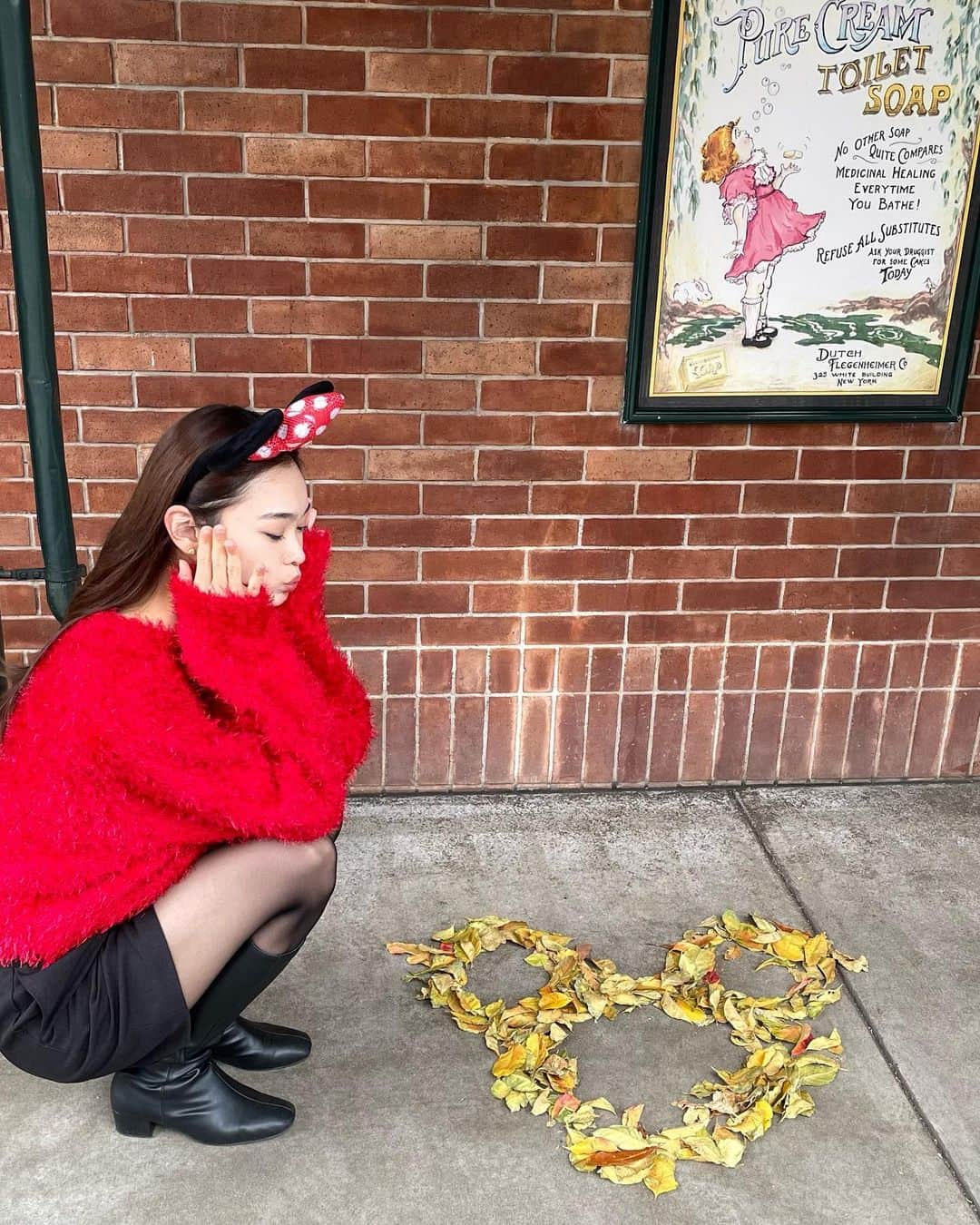 原花奈妃さんのインスタグラム写真 - (原花奈妃Instagram)「クリスマスのディズニーってわくわくする〜 アメリカンウォーターフロントが、とっても可愛かった🎄 寒い寒いディズニーだったけど、カイロ貼って耐えた！笑  ソアリンを母に見せたくて🦅 10年ぶりくらいに一緒に行ったよ！ この前初めて乗ったときに、絶対ママが好きなやつだ！と思ったの！ 一緒に乗れてよかった♡ 朝ごはんゆっくり食べてから入ったら、11:30の時点でプレミアアクセス売り切れてて！ 頑張って130分並んで乗って、 「最初怖かったけど、すごく楽しい！また乗りたい」って🫶🏻 帰るまえに〆でまた130分並んで乗った〜！ 2回乗れてハッピーだった👼🏻  ソアリン好きですか？？（使ってみる）」11月17日 21時04分 - hanaki__h