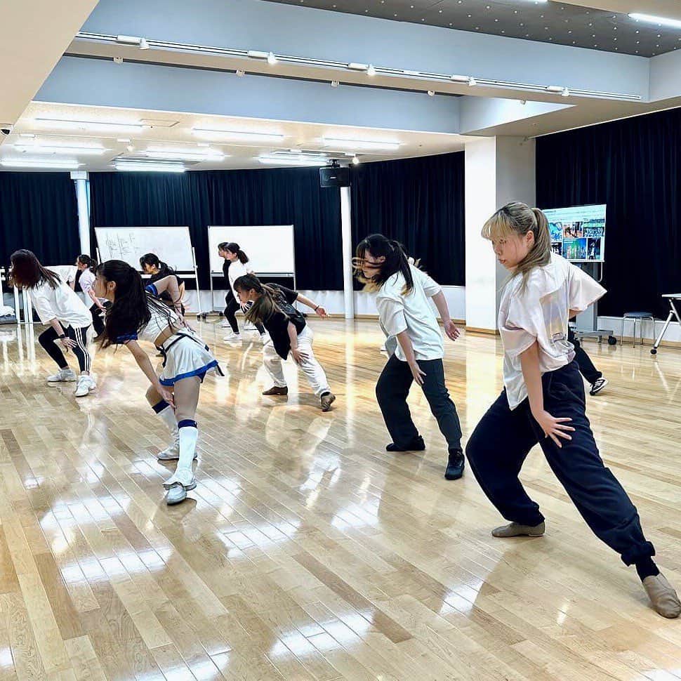 日本工学院のインスタグラム：「ダンスパフォーマンス科の学生が、ワークショップに参加している様子💃✨ . 今回は特別に、球団⚾の公式パフォーマンスチームの方々からご指導いただきました🎉🎉🎉 . . 「#日本工学院」をチェック！！ 学生が投稿したリアルな日常風景を見ることができますよ！ . . #nihonkogakuin #専門学校 #日本工学院八王子専門学校 #日本工学院専門学校 #教職員投稿写真 #ダンスパフォーマンス科 #若きつくりびと #コレオグラファー #ダンスパフォーマンス #ダンス #ダンサー #ダンスレッスン #ダンススタジオ #hiphop  #ストリートダンス  #ヒップホップダンス #ヒップホップ大好き #hiphopdance #ダンス教室 #ダンス好き  #パフォーマンス向上」