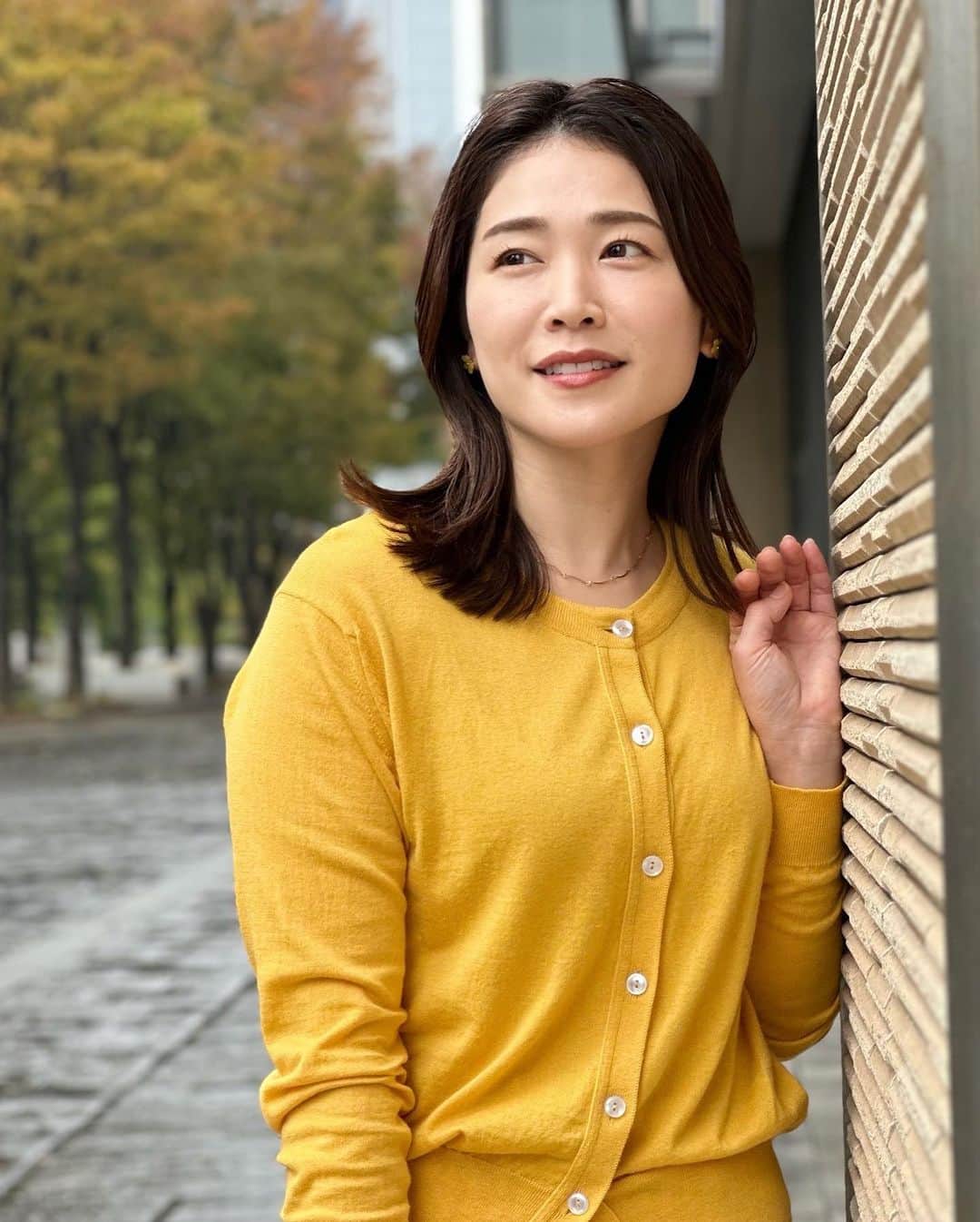 佐藤美樹のインスタグラム：「. . この数週間で、急に冬の寒さになりましたね。 お元気でしょうか？ . ハロウィン🎃から一気にクリスマスムード🎄  街路樹のイルミネーションなど、 歩いているだけでもハッピーな気持ちになります。 . 一方で、風邪やインフルエンザも流行っていて 体調管理は、より気をつけたいですね☺️ . . 📷は、先日ランチに行った時。 木々が少しずつ色づいていて綺麗でした✨ . 小雨のなか沢山撮ってもらいましたので 載せます🍁お付き合い下さい。 . . 気心の知れた人との時間は、元気の源ですし 友達や家族が幸せだと、自分も幸せです。 . .  それでは良い週末をお過ごし下さい♪ . . ▶︎▶︎▶︎ Please swipe . . .  ✎︎＿＿＿＿＿＿＿＿＿＿＿＿＿＿  #秋  #ポートレート  #長靴コーデ  #autumn  #fashion  #smile  #yokohama  #lunch  #trip  #happy  #photo  #ootd」