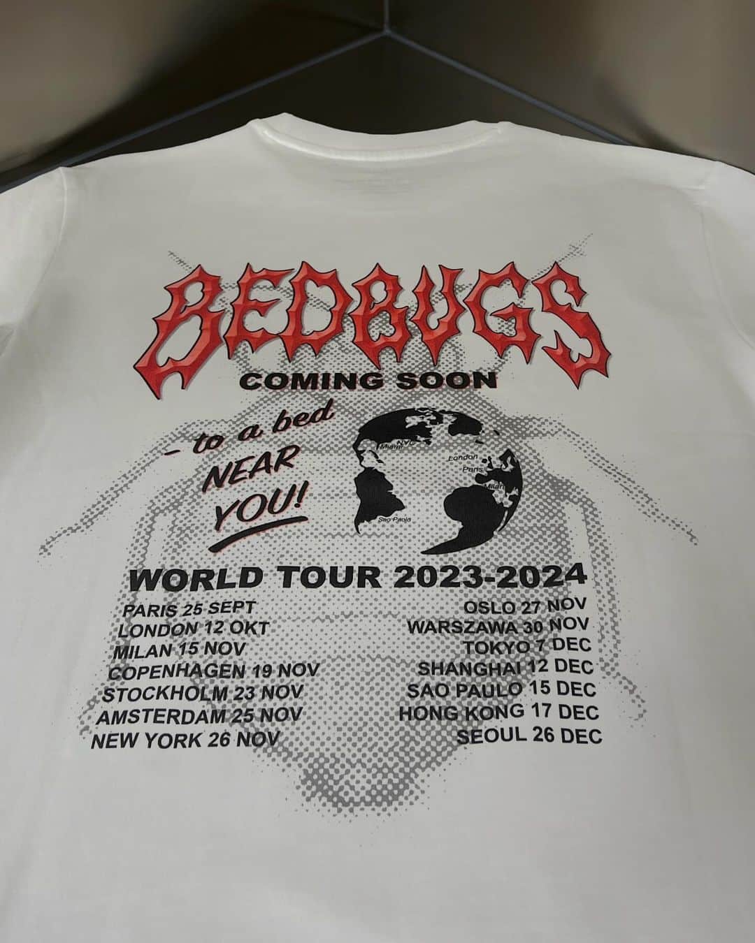 ウィークデイのインスタグラム：「ZEITGEIST WEEK 46 - Good night, sleep tight, don’t let the bedbugs bite.   Our Zeitgeist t-shirts are available at https://www.weekday.com/en/zeitgeist.html, and are printed on demand. #weekdayzeitgeist」