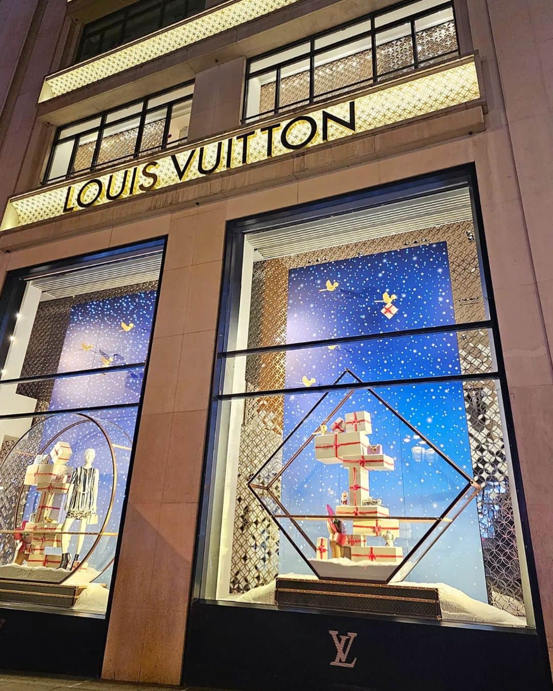 杉山由紀子さんのインスタグラム写真 - (杉山由紀子Instagram)「📍LOUIS VUITTON(Paris)  Parisの街並みもクリスマス仕様に✨ 少しずつ切り替わっていてかわいかった🎄✨  #travel #trip #旅行 #旅女 #旅 #女子旅 #フランス #Paris #パリ #ヨーロッパ #ヨーロッパ旅行 #ルイヴィトン #louisvuitton」11月17日 21時15分 - yukikosugiyama