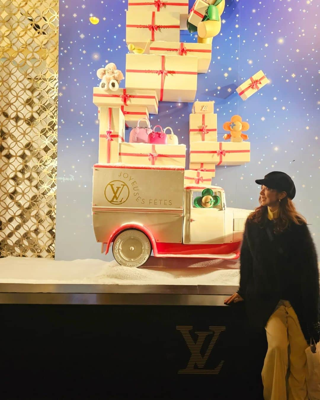 杉山由紀子のインスタグラム：「📍LOUIS VUITTON(Paris)  Parisの街並みもクリスマス仕様に✨ 少しずつ切り替わっていてかわいかった🎄✨  #travel #trip #旅行 #旅女 #旅 #女子旅 #フランス #Paris #パリ #ヨーロッパ #ヨーロッパ旅行 #ルイヴィトン #louisvuitton」