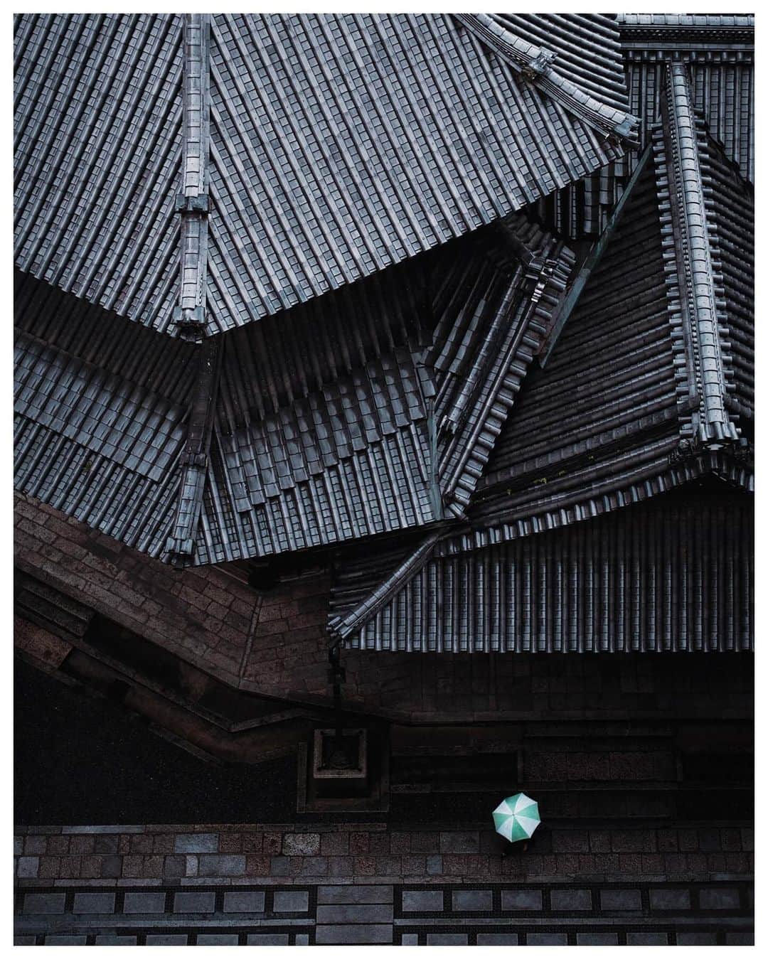 のインスタグラム：「Kyoto ☔ June 2017  📕My photo book - worldwide shipping daily - 🖥 Lightroom presets ▶▶Link in bio  #USETSU #TakashiYasui #SPiCollective #filmic_streets #ASPfeatures #photocinematica #STREETGRAMMERS #street_storytelling #bcncollective #ifyouleave #sublimestreet #streetfinder #timeless_streets #MadeWithLightroom #worldviewmag #hellofrom #reco_ig」