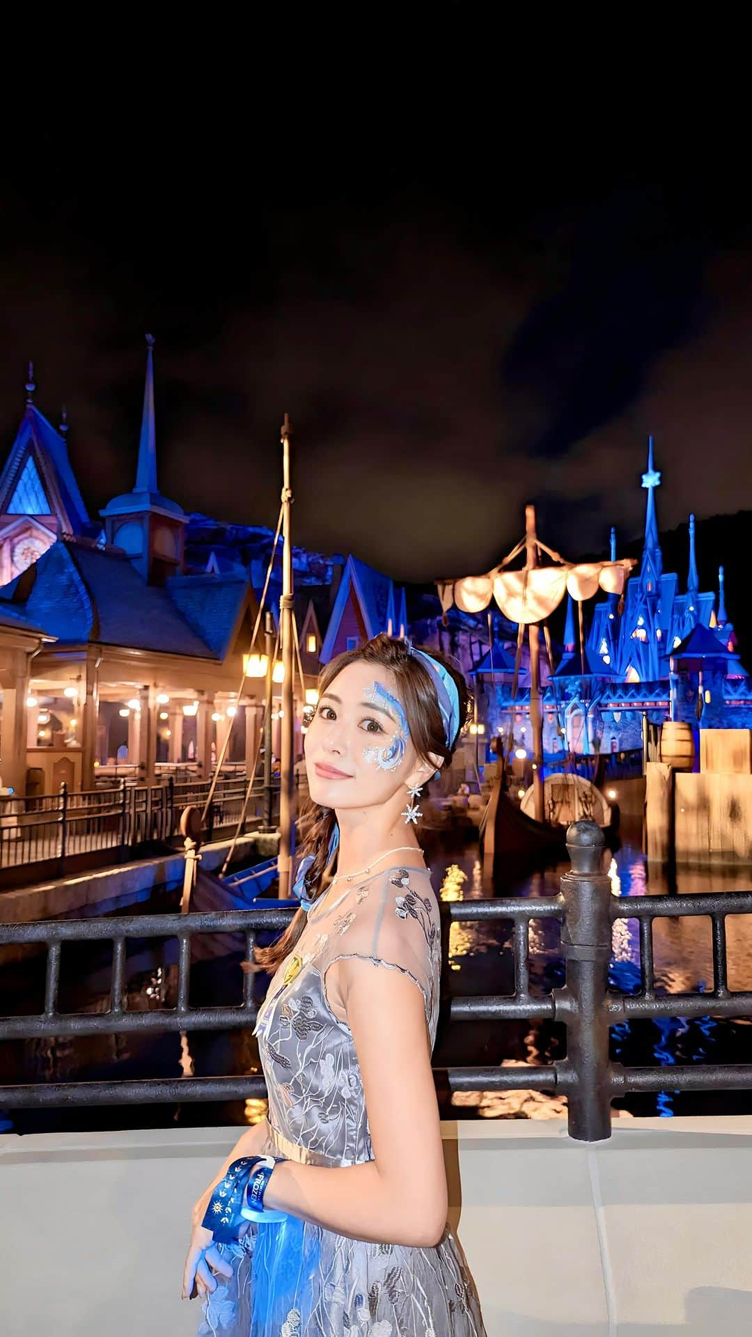 石井里奈のインスタグラム：「Worle of Frozen Opening Ceremony⛄️✨ @hkdisneyland . 20日にオープンするアナ雪のテーマパークの夏の雪の日の祭典！ Happy Summer Snow Day に参加してきました❣️ . 各国からインフルエンサー、メディア、ウォルトディズニーのCEOなど本当沢山の人が集まってみんなでお祝い🍾 アレンデールの美味しいお料理を食べて（アイスは寒かったけどめちゃ美味しかった🍨笑）、セレモニーではアナ雪の歌のライブや挨拶など豪華❣️ 最後はキス・グッドナイト・モーメントというドローンのショーが空に🌌とっても綺麗！！ 昨日投稿した昼と違う夜のアレンデールも素敵だよね💕 . ヘアアレンジとフェイスペイントもやってもらいました！（ラプンツェルを7月にしてくれた人にやってもらえた💕） ぜひなりきって遊びに行ってみてね❣️ . #PR #HKDisneyland #WorldofFrozen #ワールドオブフローズン #Frozen #アナと雪の女王 #LetItGo #香港ディズニーランド #Disneyland #Disney #ディズニーランド #ディズニー #アナ雪 #ディズニー好き #ディズニー情報 #ディズニーコーデ #ディズニーバウンド #エルサ #elsa #ForTheFirstTimeInForever #生まれて初めて」