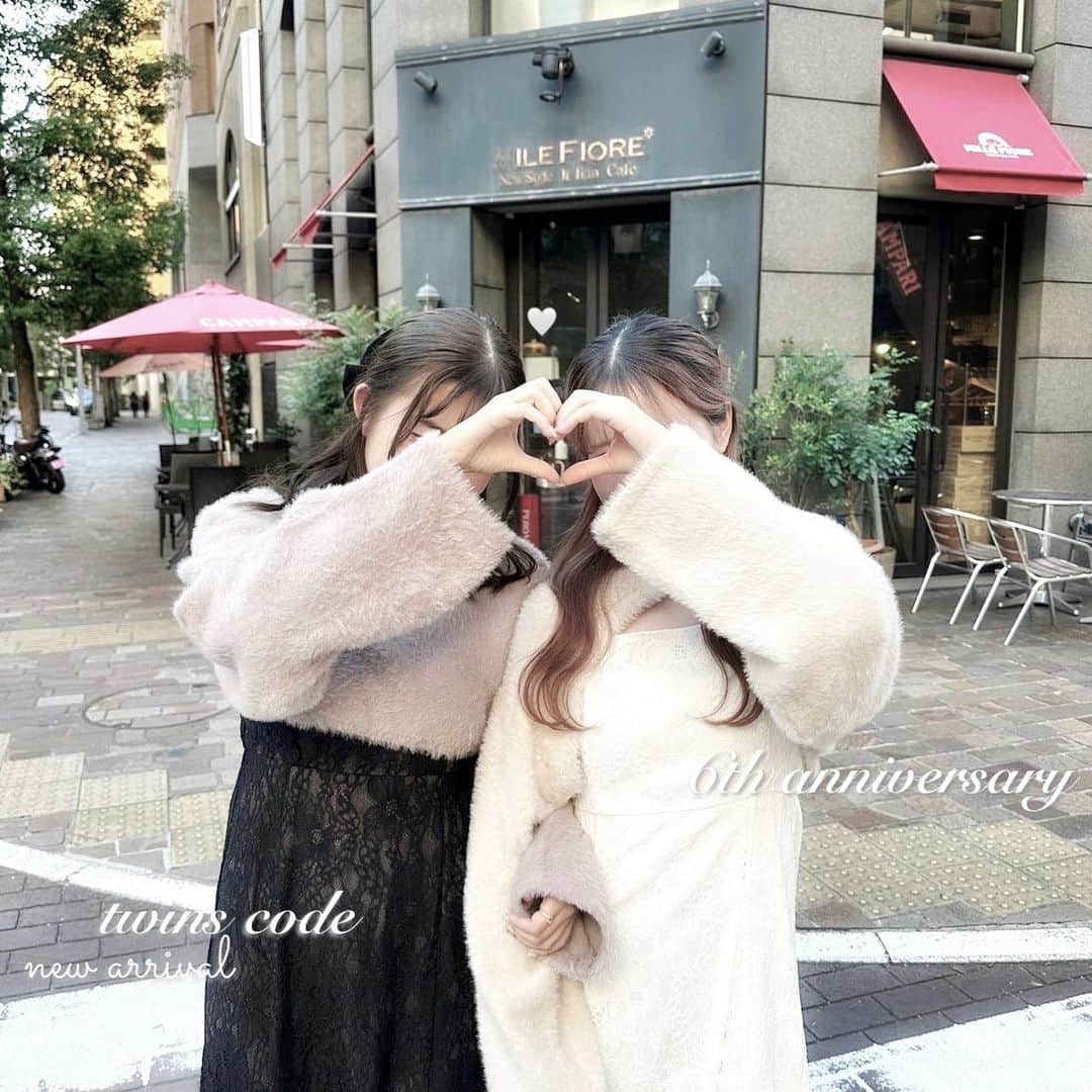 apres jour(アプレジュール) のインスタグラム：「【 𝐚𝐩𝐫𝐞𝐬 𝐣𝐨𝐮𝐫 🎀 𝟔𝐭𝐡 𝐚𝐧𝐧𝐢𝐯𝐞𝐫𝐬𝐚𝐫𝐲 🎂 】　 大好評発売中✨✨ ⁡ ◆ふわふわニットと綺麗めワンピースがセットの周年限定アイテム♡ ⁡ 肌触りのよいふわふわニットとキャミワンピースのセットアイテムです。 ワンピースは落ち着いた花柄デザインで大人っぽい綺麗めな印象に！ 歩くたびにふわっとした揺れ感が楽しめるのもポイントです！ ニットボレロは前後2wayで着用が可能◎  肩紐アジャスターで多少の丈感調節は可能となっております。  ニットとワンピースは別々でも着用いただけるので、 お手持ちのアイテムとの合わせ次第で さまざまな雰囲気をお楽しみいただけます♪ ⁡ 再販なしの6周年限定アイテムとなりますのでこの機会に是非♡ ⁡ ⁡ #ふわふわニットレースキャミワンピース 商品番号🔎986268 サイズ…F/XL ¥5,995(taxin) ⁡ ⁡ こちらの画像はインスタ用に加工しておりますので、カラーの雰囲気が実際の商品と異なる場合がございます。 商品ページにてカラーのご確認をお願い致します。 ⁡ #ZOZOでしか買えない #アプレジュール #アプレ部」