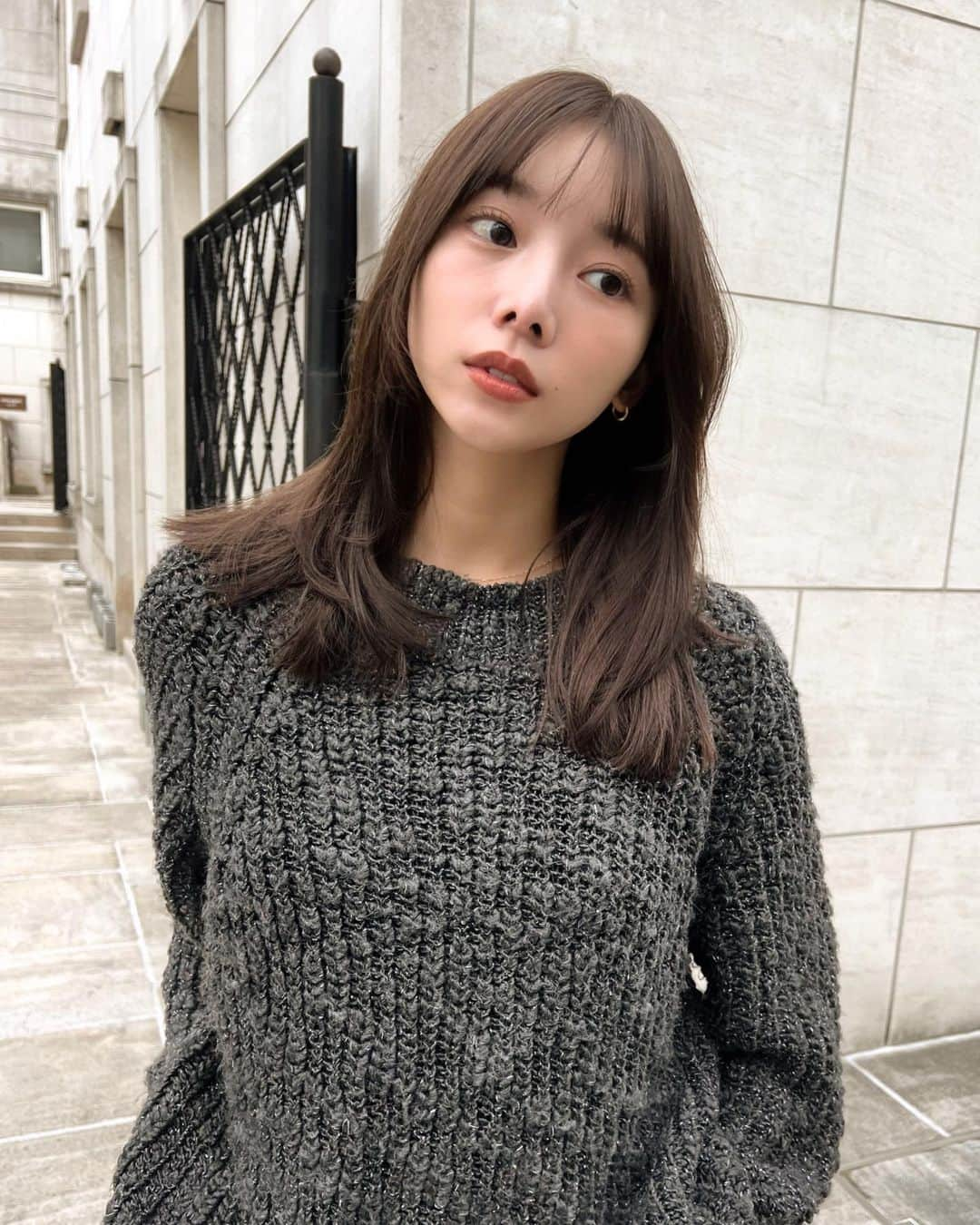 金田和樹さんのインスタグラム写真 - (金田和樹Instagram)「柔らかいヘア♡今の季節にぴったり、艶感と透明感のあるマロンブラウンに♡ カットはまとまりの出やすい重めぷつっとしたcutに顔まわりをレイヤー入れてふんわり華やかに♡」11月17日 21時12分 - kaneta.hair