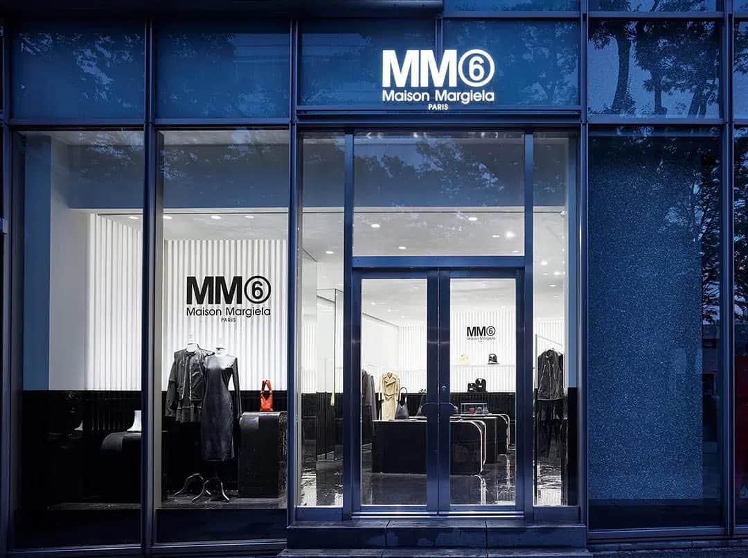 ginza magazineのインスタグラム：「〈MM6 Maison Margiela × GINZA〉限定イベントに30組60名様をご招待✨   今年8月にリニューアルオープンした東京・表参道MM6 Maison Margiela フラッグシップストアにて、12月16日限定のショッピングエクスペリエンス＆スタイリングアドバイスが受けられる特別なイベントを開催します。 2023年秋冬コレクションに加え、2024年春夏コレクションの新作もいち早く購入できるほか、当日はGINZAでも活躍するスタイリスト・榊原優佳さんによるショッピング＆スタイリングのアドバイスを実施。GINZAエディターもお手伝いさせていただきます。さらに対象商品をご購入いただいた方には特別なショッピング特典もご用意🌹　 詳しくはGINZA ウェイブサイトまで。11月24日までにご応募を！   #MM6MaisonMargiela #MM6 #ginzamagazine #pr」