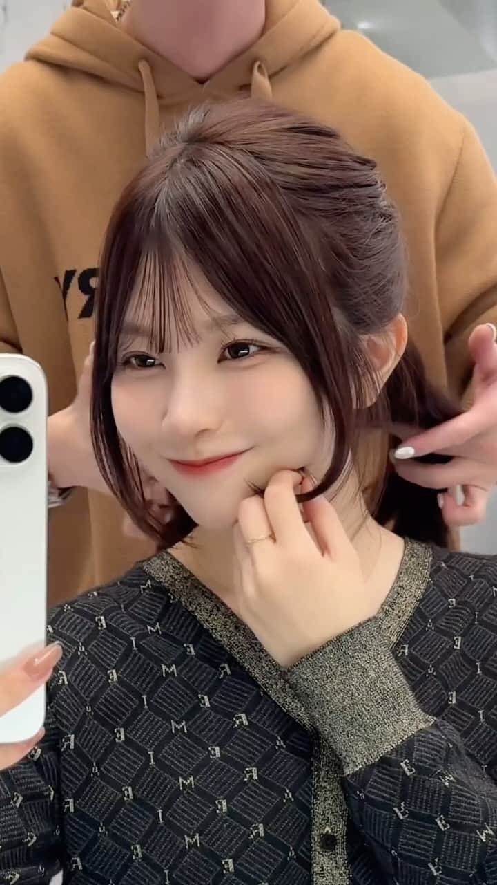 中村雄樹のインスタグラム：「. @nasuchan__0412 はるさんヘアアレンジの日です🙌 顔周りは内巻きだけで可愛いが◎ .  :網紅ヘア🇨🇳 . . 『10代〜30代限定 指名料サービスcoupon🎟️』 📛レイヤーカット＋高保湿トリートメント  ¥5,500 📛レイヤーカット＋ワンメイクカラー＋高保湿トリートメント ¥9,900 📛レイヤーカット＋デザインブリーチ ¥18,700 ※指名料¥3,300がサービスになります ※カラーメニューは別途ロング料金有 . . . 2023/9/1 New Open REDEAL SHIBUYA. . 中華美人叶う網紅ヘア🇨🇳になれるヘアサロン✂︎ :wang hong hair  . . @redeal_hair  .  ⚪️#ディスコネレイヤーカット ⚪️ . "繋げていない" レイヤーカットを称して ディスコネレイヤーカットと名付けました。  近年ショートスタイルでは定番化していたディスコネ。これをボブ〜ロングに生かしたカットデザインです。 . REDEALではブリーチカラーのお客様も多いのですが、 レイヤーは入れすぎるとハイトーンは特に "中間がパサつく"ので傷んで見えます。 ですがこのレイヤーカットはそれがないです。 . . "繋げてない"からこそのメリットを大きく5つに分けると . ⚪️軽くなり過ぎずに"巻きやすい毛束"を作れる ⚪️"中間がパサつかない"ので傷んで見えない ⚪️全体の"重さ"は残るのでスカスカしない ⚪️繋げないところがあるため工程が少なくカット時間も短い ⚪️後ろにはレイヤーが少ないので寝癖になり辛い . . REDEAL考案の "ディスコネレイヤーカット" 鏡越しの毎朝が楽しみになります。  . . . 🔍REDEAL SHIBUYAのカラーの"こだわり" . こちらにupさせて頂いてるスタイルは基本 "1ブリーチ"での仕上がりが多いです。 理由として、 . . 🔍低温ブリーチでの施術 :当日の施術時間は熱を出さないためにじわじわブリーチ致します . 🔍入念に行う"カウンセリング" 現在の状態と"なりたいイメージ像"の可能かどうかも含めてか擦り合わせてなるべく1ブリーチで理想の仕上がりになる計画を一緒に立てます。 . . . .  . . . . . . . 🟡ご新規のご予約方法🟡 基本はREDEAL SHIBUYA のホットペッパーかお電話よりご予約ください。 . 🟥ホットペッパー （アプリ又はGoogleで大宮REDEAL SHIBUYAで検索） 🟨 📞 03 6416 9152 . ※基本的に営業時間以外もご予約できるのとポイント付くのでホットペッパーを推奨しております . 【お問い合わせ方法】 お電話のみとさせて頂きます。 🟨📞 03 6416 9152 . . . 🟡メニューの選び方🟡 .  【✂︎カット✂︎】 ⚪️ディスコネレイヤーカット 重さを残したレイヤースタイルをされたい方はこちらのメニューを選択してください。 ⚪️トリミングカット 乾いた状態でカットが完結するレベルの毛量調整や毛先の調整の方はこちらがおすすめです。 ⚪️デザインカット 上記２つ以外のショートやボブカット等々ご希望の方はこちらのメニューをお選びください。 . ※基本当日追加可能です✂︎ .  【🎨カラー🎨】 メニューがわからない場合 🔴ブリーチ有メニュー（4〜5時間前後） 🔵ブリーチ無メニュー（2時間前後） どちらかでご予約頂けましたらある程度お時間に限りはござまいすが当日変更等の対応はできますのでご安心ください。その日の気持ちをカウンセリングさせて頂き、ご提案をさせて頂きます  【🌿トリートメント🌿】 基本的に10分前後の施術になります。 事前のご予約、当日の変更も対応可能です。 . . ※施術料はその日の適切な金額をカウンセリングでお伝え致しますのでご安心ください ※ご予約状況でメニュー変更が難しい場合もございますので予めご了承ください . .  . . . REDEAL SHIBUYA . 東京都渋谷区宇田川町3-10 いちごフィエスタ渋谷3階  . 渋谷美容室 カミカリスマ "受賞"ヘアサロン . . . . . . . .  .  #レイヤースタイル #小顔カット #小顔ヘア #アッシュグレー #ワンカール  #中国ヘア #レイヤー #レイヤーカット #ワンホンヘア  #レイヤーカットロング  #레이어드컷 #ザクザクレイヤー #layeredhaircut  #渋谷美容室 #東京美容室  #ミディアムレイヤー #後毛 #後毛カット #サイドバング #渋谷レイヤーカット  #ロングウルフ #フェイスレイヤー #姫カット #ミディアムウルフ #ウルフカット」