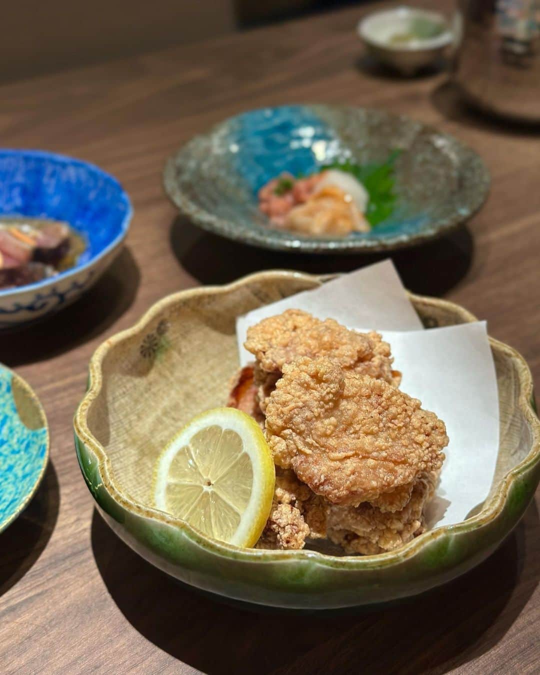 黒田麻理耶さんのインスタグラム写真 - (黒田麻理耶Instagram)「🍲🥢 . お鍋が食べたくなる季節になってきましたね〜☺️ 池袋駅直結、エソラ6階にあるもつ鍋専門店 「御茶ノ水TEN Esola池袋(@ten_esora_ikebukuro)」✨ . もつ鍋は味噌・塩・醤油の3種類あって、 どれにしようか迷ったけど、お店のスタッフさんが 「個人的には塩がオススメです‼️」と言ってくれたので 塩味にしました〜😊🍲💕 . 写真でも分かるほど、もつがたーくさん入ってる‼️😳 もつ鍋好きにはたまらないです😍最高🩷 . もつ鍋の前には… ■鰹たたきニンニクポン酢 □アボカドの蕎麦つゆ漬け ■鯛の酒盗とイカの塩辛 □とりの唐揚げ  シメのデザートは… ■メロンクリームソーダ □レモンクリームソーダ . もつ鍋の前にお酒に合うものばかり頼んだから大変大変🥴 父と獺祭まで飲んじゃったよ🍶👱🏾‍♂️👩🏽 唐揚げも美味しかったなぁ🍗 . デザートのクリームソーダが可愛すぎた😍💛💚 シメにクリームソーダっていいね👱🏾‍♂️ と父も絶賛しておりました👏 確かにお腹いっぱいでも飲める❣️アイスも食べられる🍨 美味しかった〜幸せ😋 . #お茶の水TENesola池袋  #お茶の水TEN  #PR #Esola池袋  #エソラ池袋  #池袋 #池袋ディナー  #池袋グルメ  #池袋居酒屋 #池袋もつ鍋  #mariyagourmet」11月17日 21時13分 - mariya_kuroda