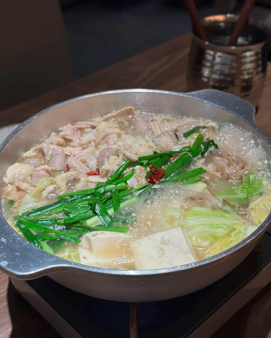 黒田麻理耶さんのインスタグラム写真 - (黒田麻理耶Instagram)「🍲🥢 . お鍋が食べたくなる季節になってきましたね〜☺️ 池袋駅直結、エソラ6階にあるもつ鍋専門店 「御茶ノ水TEN Esola池袋(@ten_esora_ikebukuro)」✨ . もつ鍋は味噌・塩・醤油の3種類あって、 どれにしようか迷ったけど、お店のスタッフさんが 「個人的には塩がオススメです‼️」と言ってくれたので 塩味にしました〜😊🍲💕 . 写真でも分かるほど、もつがたーくさん入ってる‼️😳 もつ鍋好きにはたまらないです😍最高🩷 . もつ鍋の前には… ■鰹たたきニンニクポン酢 □アボカドの蕎麦つゆ漬け ■鯛の酒盗とイカの塩辛 □とりの唐揚げ  シメのデザートは… ■メロンクリームソーダ □レモンクリームソーダ . もつ鍋の前にお酒に合うものばかり頼んだから大変大変🥴 父と獺祭まで飲んじゃったよ🍶👱🏾‍♂️👩🏽 唐揚げも美味しかったなぁ🍗 . デザートのクリームソーダが可愛すぎた😍💛💚 シメにクリームソーダっていいね👱🏾‍♂️ と父も絶賛しておりました👏 確かにお腹いっぱいでも飲める❣️アイスも食べられる🍨 美味しかった〜幸せ😋 . #お茶の水TENesola池袋  #お茶の水TEN  #PR #Esola池袋  #エソラ池袋  #池袋 #池袋ディナー  #池袋グルメ  #池袋居酒屋 #池袋もつ鍋  #mariyagourmet」11月17日 21時13分 - mariya_kuroda