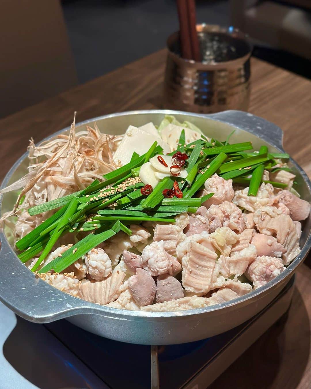 黒田麻理耶さんのインスタグラム写真 - (黒田麻理耶Instagram)「🍲🥢 . お鍋が食べたくなる季節になってきましたね〜☺️ 池袋駅直結、エソラ6階にあるもつ鍋専門店 「御茶ノ水TEN Esola池袋(@ten_esora_ikebukuro)」✨ . もつ鍋は味噌・塩・醤油の3種類あって、 どれにしようか迷ったけど、お店のスタッフさんが 「個人的には塩がオススメです‼️」と言ってくれたので 塩味にしました〜😊🍲💕 . 写真でも分かるほど、もつがたーくさん入ってる‼️😳 もつ鍋好きにはたまらないです😍最高🩷 . もつ鍋の前には… ■鰹たたきニンニクポン酢 □アボカドの蕎麦つゆ漬け ■鯛の酒盗とイカの塩辛 □とりの唐揚げ  シメのデザートは… ■メロンクリームソーダ □レモンクリームソーダ . もつ鍋の前にお酒に合うものばかり頼んだから大変大変🥴 父と獺祭まで飲んじゃったよ🍶👱🏾‍♂️👩🏽 唐揚げも美味しかったなぁ🍗 . デザートのクリームソーダが可愛すぎた😍💛💚 シメにクリームソーダっていいね👱🏾‍♂️ と父も絶賛しておりました👏 確かにお腹いっぱいでも飲める❣️アイスも食べられる🍨 美味しかった〜幸せ😋 . #お茶の水TENesola池袋  #お茶の水TEN  #PR #Esola池袋  #エソラ池袋  #池袋 #池袋ディナー  #池袋グルメ  #池袋居酒屋 #池袋もつ鍋  #mariyagourmet」11月17日 21時13分 - mariya_kuroda