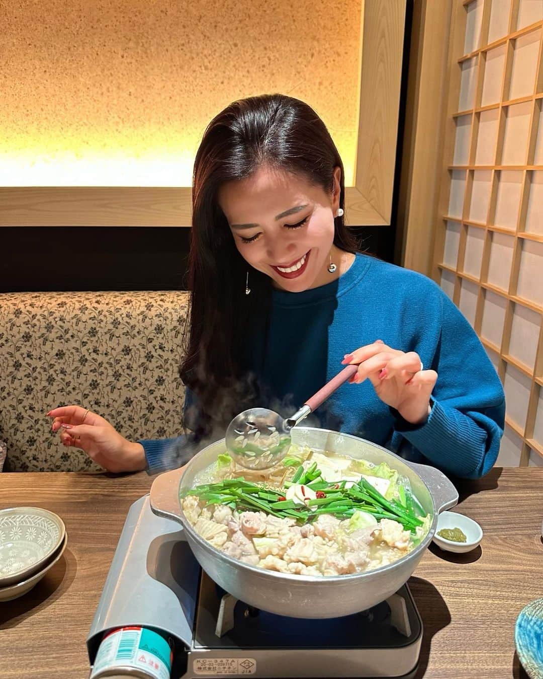 黒田麻理耶さんのインスタグラム写真 - (黒田麻理耶Instagram)「🍲🥢 . お鍋が食べたくなる季節になってきましたね〜☺️ 池袋駅直結、エソラ6階にあるもつ鍋専門店 「御茶ノ水TEN Esola池袋(@ten_esora_ikebukuro)」✨ . もつ鍋は味噌・塩・醤油の3種類あって、 どれにしようか迷ったけど、お店のスタッフさんが 「個人的には塩がオススメです‼️」と言ってくれたので 塩味にしました〜😊🍲💕 . 写真でも分かるほど、もつがたーくさん入ってる‼️😳 もつ鍋好きにはたまらないです😍最高🩷 . もつ鍋の前には… ■鰹たたきニンニクポン酢 □アボカドの蕎麦つゆ漬け ■鯛の酒盗とイカの塩辛 □とりの唐揚げ  シメのデザートは… ■メロンクリームソーダ □レモンクリームソーダ . もつ鍋の前にお酒に合うものばかり頼んだから大変大変🥴 父と獺祭まで飲んじゃったよ🍶👱🏾‍♂️👩🏽 唐揚げも美味しかったなぁ🍗 . デザートのクリームソーダが可愛すぎた😍💛💚 シメにクリームソーダっていいね👱🏾‍♂️ と父も絶賛しておりました👏 確かにお腹いっぱいでも飲める❣️アイスも食べられる🍨 美味しかった〜幸せ😋 . #お茶の水TENesola池袋  #お茶の水TEN  #PR #Esola池袋  #エソラ池袋  #池袋 #池袋ディナー  #池袋グルメ  #池袋居酒屋 #池袋もつ鍋  #mariyagourmet」11月17日 21時13分 - mariya_kuroda