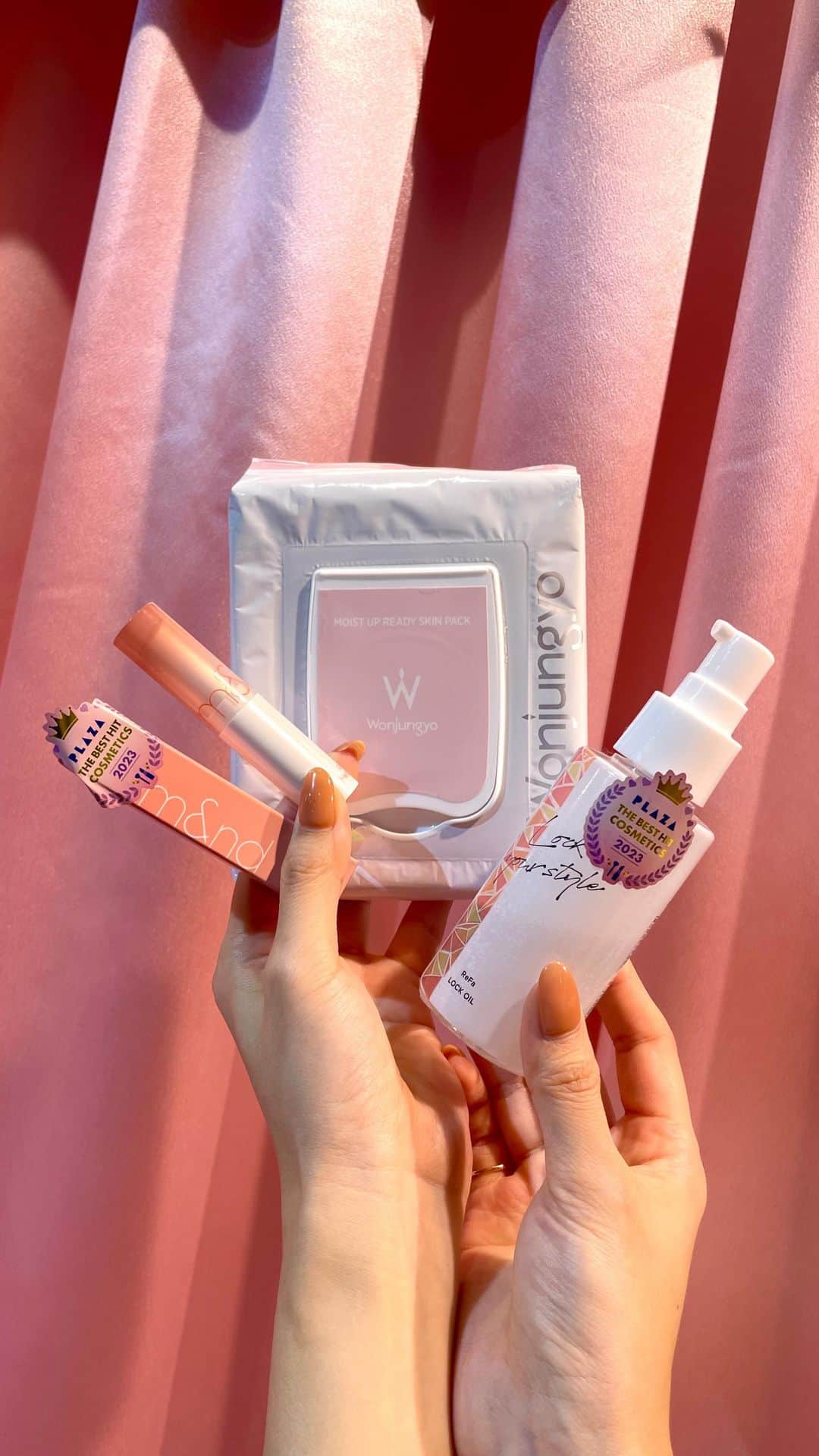 プラザ/PLAZAのインスタグラム：「「PLAZA THE BEST HIT COSMETICS 2023」を大発表💖🩷🎉 今年はアイメイクだけじゃない！ようやくマスクからサヨナラし、特にリップへの注目が急上昇。そのほか全10部門のアイテムをランキング形式でご紹介✨ 特設ページでは、受賞アイテムをプロデュースする方々のインタビューや、PLAZAのバイヤーが本気で選んだおすすめコスメも🩷プロフィールリンク(@plazastyle )からぜひチェックしてみてくださいね🥰  #ベスコス #ベスコス2023 #PLAZAベスコス #コスメ #スキンケア #ウォンジョンヨ #リファ #ロムアンド #laka #PLAZA #プラザ #MINiPLA #ミニプラ #PLAZA購入品 #PLAZAgraphy @plazastyle」