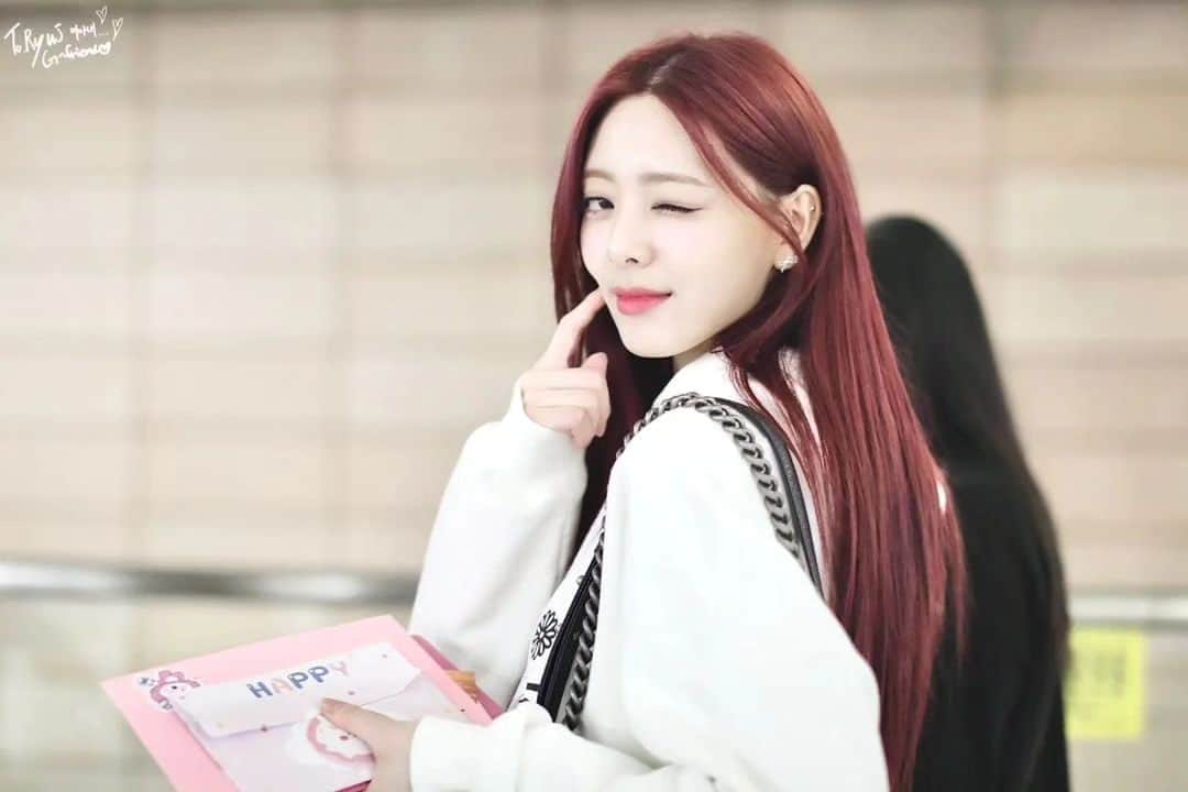 ユナのインスタグラム：「She is something else 💘  #ITZY #있지 #YUNA #유나 #jyp #jype #kpopl4l #straykids #ShinRyujin #신류진 #HwangYeji #Ryujin #Lia #LeeChaeryeong#Chaeryeong #채령 #ShinYuna #kpop#idol #girlgroup#twice#straykids#aespa#blackpink #yeji #예지#류진 #aespa #nmixx #explore #explorepage #bts」