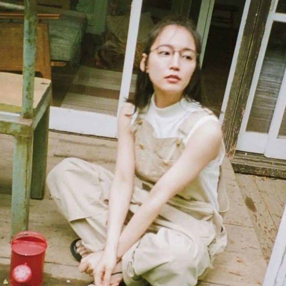 のインスタグラム：「里帆ちゃん、りほらーの皆様今日も１日お疲れ様でした！(*´ー｀*) さっきまで雷とか鳴ってたのに今はもう静かに😂😂  明日は土曜日やけど休みです！😆😆  現場で土曜日休みて中々ないやんね？  繁忙期なるとそーもいっとれんのかもけど  働き方アレですね😂😂⬅️  #吉岡里帆#吉岡里帆かわいすぎ #吉岡里帆ちゃん」