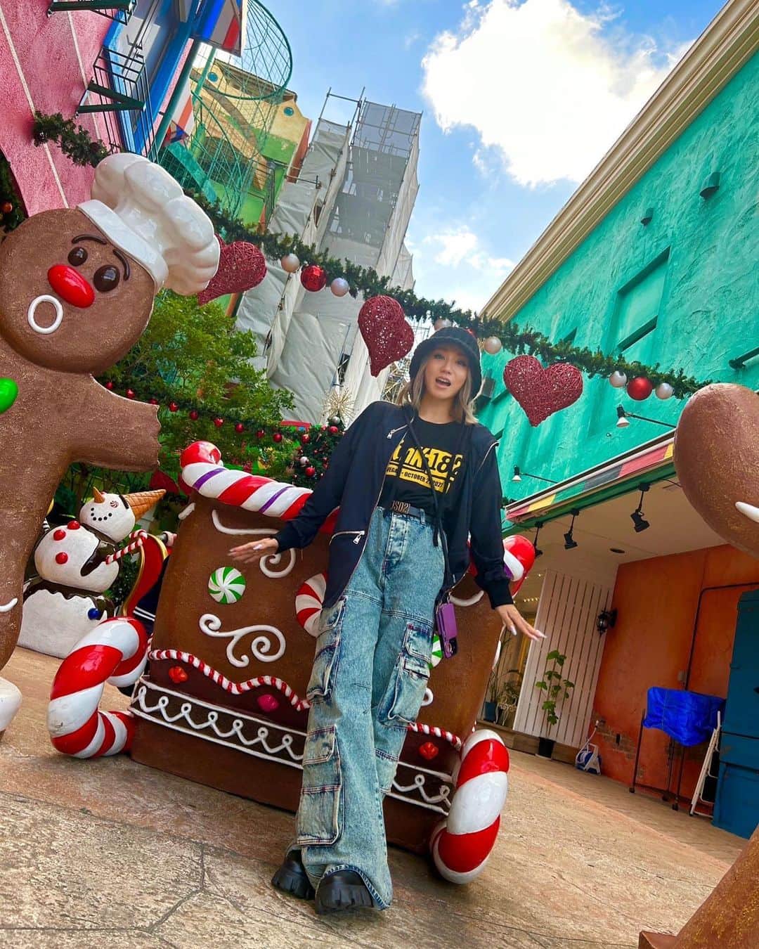倖田來未のインスタグラム：「.  🎄クリスマス先取りっっ！🎅  ただいま、撮影とトークショーにて、 沖縄へ来ております！！ 撮影も順調に終えられたので、American Villageへ！  クリスマスムードで、 とってもハッピーな気持ちになりました！！  サンタさんを探せの巻的な感じで、 サンタさん見つけて写真撮ってたら、 たくさんいたー！笑  今年サンタさん来てくれるかなー❤️  ps 沖縄といえば、『やっぱりステーキ』！！ やっぱり行っちゃいましたー！ 美味しかったー！！  #kodakumi #倖田來未」