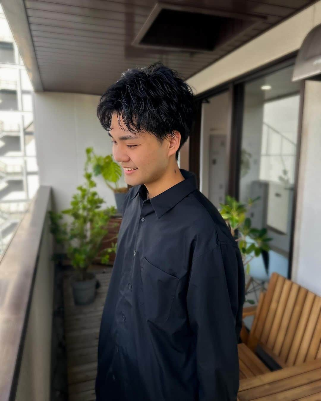 横井佑弥さんのインスタグラム写真 - (横井佑弥Instagram)「men's hair  それぞれの個性を引き立てるヘアスタイル  をつくる  自分だけのオリジナルの髪型みつけよう  #メンズヘア #メンズパーマ」11月17日 21時17分 - yuya_yokoi