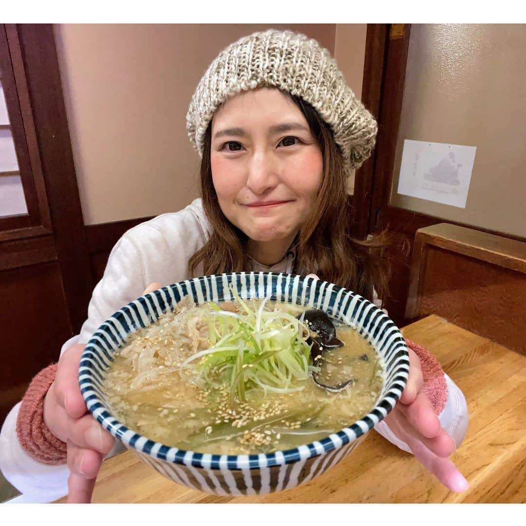 アンジェラ佐藤のインスタグラム：「「すすきの絶倫らーめん」と言うすんごい名前のラーメン店にお邪魔しました！！！👄  セクシーな店名からして、失礼ながらちょっと色物系のお店なのかな？と思いきや！！！！ ラーメンがやたらめっぽう美味いっ！！( ꒪Д꒪)ｳﾝﾏｯ  サイドメニューで、すっぽんや赤マムシなど回春トッピングが色々あって、男性は夜の活動が活発になり(←上品な表現)女性は美容効果があるらしい✨素敵だ！！！  これは大食い動画を撮らねばならないっ！！！（笑）  #すすきの絶倫らーめん #すすきの #すすきのラーメン #話題の新店 #実力のあるラーメン店 #二回戦らーめんの味噌をオーダー #店主さん超絶真面目に春を取り戻す事に向き合っておられててラーメンに対するこだわりも凄かった #接客もとても丁寧 #ある意味真面目なお店 #女性でも入店しやすいのでオススメ」