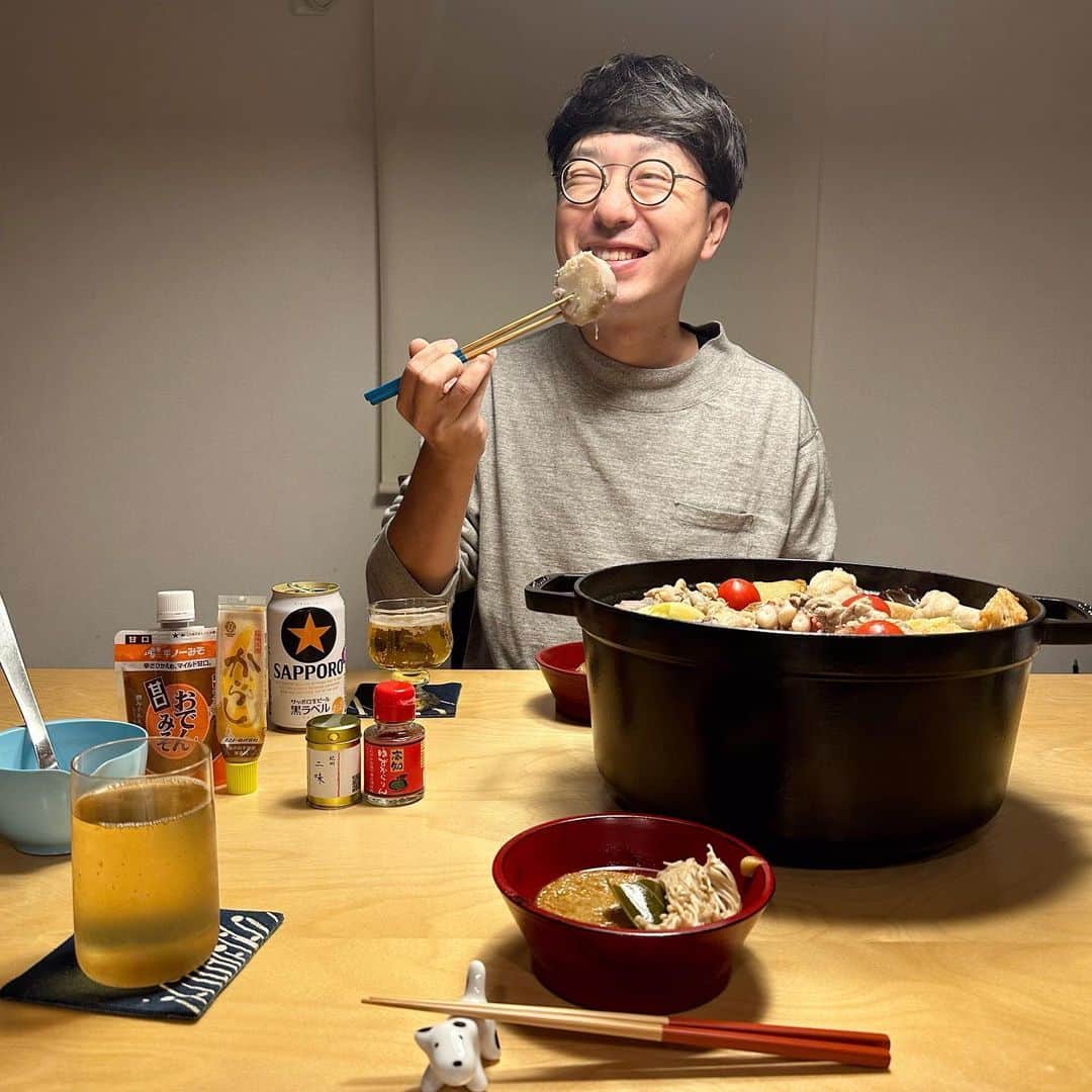 みわこさんのインスタグラム写真 - (みわこInstagram)「＊ きょうも1日おつかれさま☺️🤓♡ たけのこ芋がかなり熱くて笑ってるめがねくん 今夜はみわおでんDAY2でした〜😉🍢 (手羽元 トマト イカ天 平天を追加)  いよいよあすとあさっては大阪出店です🥯☺️🤓☕️♡ @hanshin_1ffoodevent @navigator_shinzo  @hanshin_dept   パンは20種類の選抜メンバーをどっさりと！ （くわしくは @obashcrust に書いてあります） 去年は13時ごろ〜閉店までは比較的ゆったり していたので、パンを買ってくださった方が また戻ってきてくれて、色んなおしゃべりしたり 一緒に売り場回ったり、お写真撮ったりしてました。 めがねくんもこの土日に合わせて毎日ローストを 頑張っていたので、ハンドドリップのコーヒーもぜひ 1杯からお気軽に飲んでいってもらえたら嬉しいです〜！ お豆をおわけすることもできますので、 お気軽にお声がけくださいね。1年ぶりの大阪、 なんでも話しかけてもらえたら嬉しいです！ たくさんおしゃべりしましょう〜☺️🤓♡  徳島からマフィン中村先輩 @planetary_muffin_official  とご一緒なのも超心強いし、シチニアさん堀田さんなど これまで関西出店でご一緒した方も出されてて、 ほんっとに、わたしが1番ワクワクしてます！😆🍭笑 ２日間、食祭テラスでお待ちしてまーす♡☺️🤓🍱」11月17日 21時20分 - meganeandmiwa