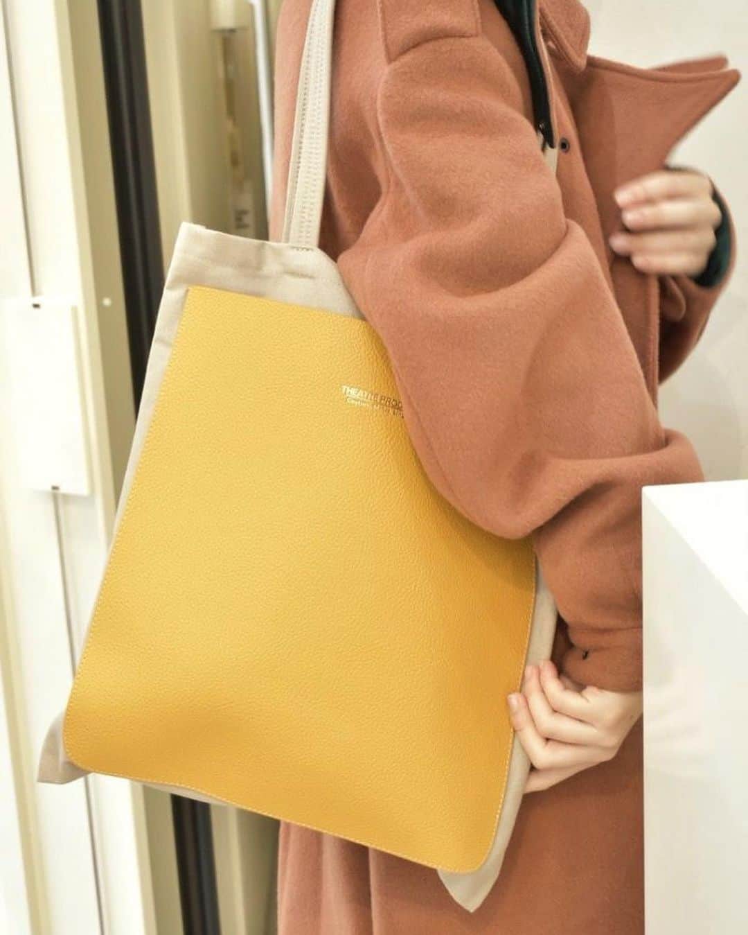 シアタープロダクツ表参道本店のインスタグラム：「NEW ARRIVAL  やわらかなコットン素材のビッグトート。A4サイズもすっぽり入る大容量サイズ。  外側の合皮のポケットがポイントです。   COTTON CANVAS TOTEBAG  ◾️COLOR:BEIGE/IVORY ◾️PRICE:¥4,950  #theatreproducts #bag #シアタープロダクツ #シアタープロダクツバッグ #バッグ #トートバッグ #通勤バッグ #お出かけバッグ #カジュアルコーデ #秋コーデ #カフェコーデ」