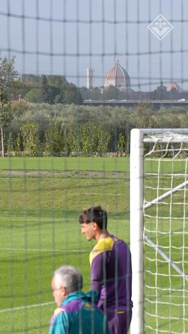 ACFフィオレンティーナのインスタグラム：「A day at Viola Park🎥💜⚜️  #forzaviola #fiorentina #violapark」