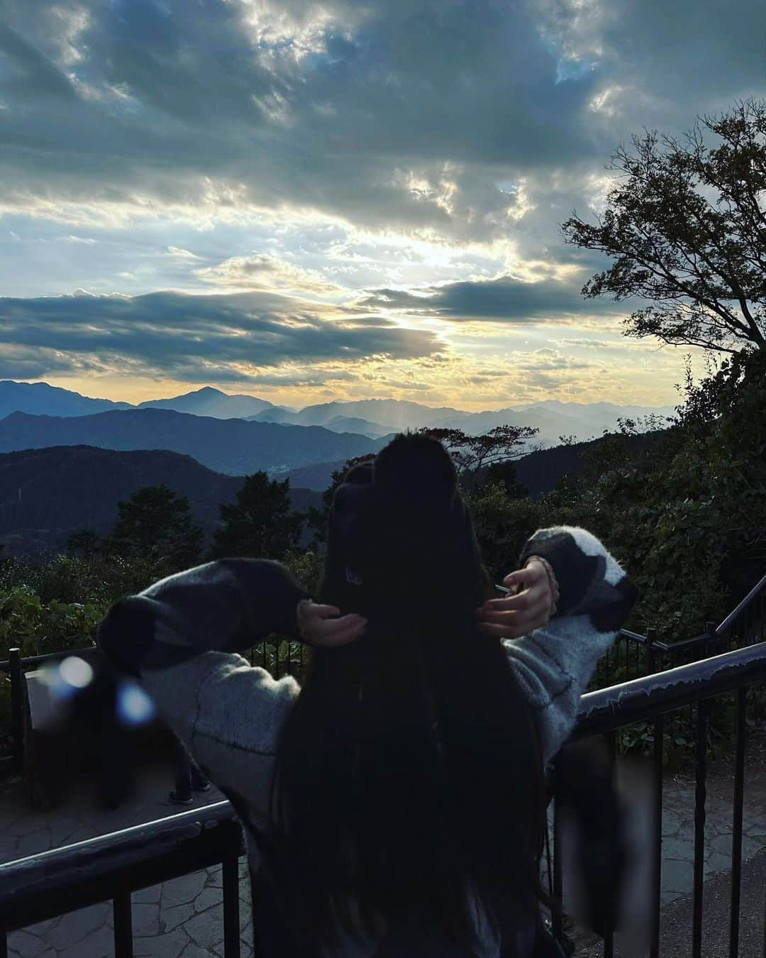 潮紗理菜のインスタグラム：「少し前に。 たくさん自然に触れて小旅行気分🌿 空気も景色も綺麗だった〜  #天狗焼美味しかった #また行きたいな #高尾山  #sarina8gram」