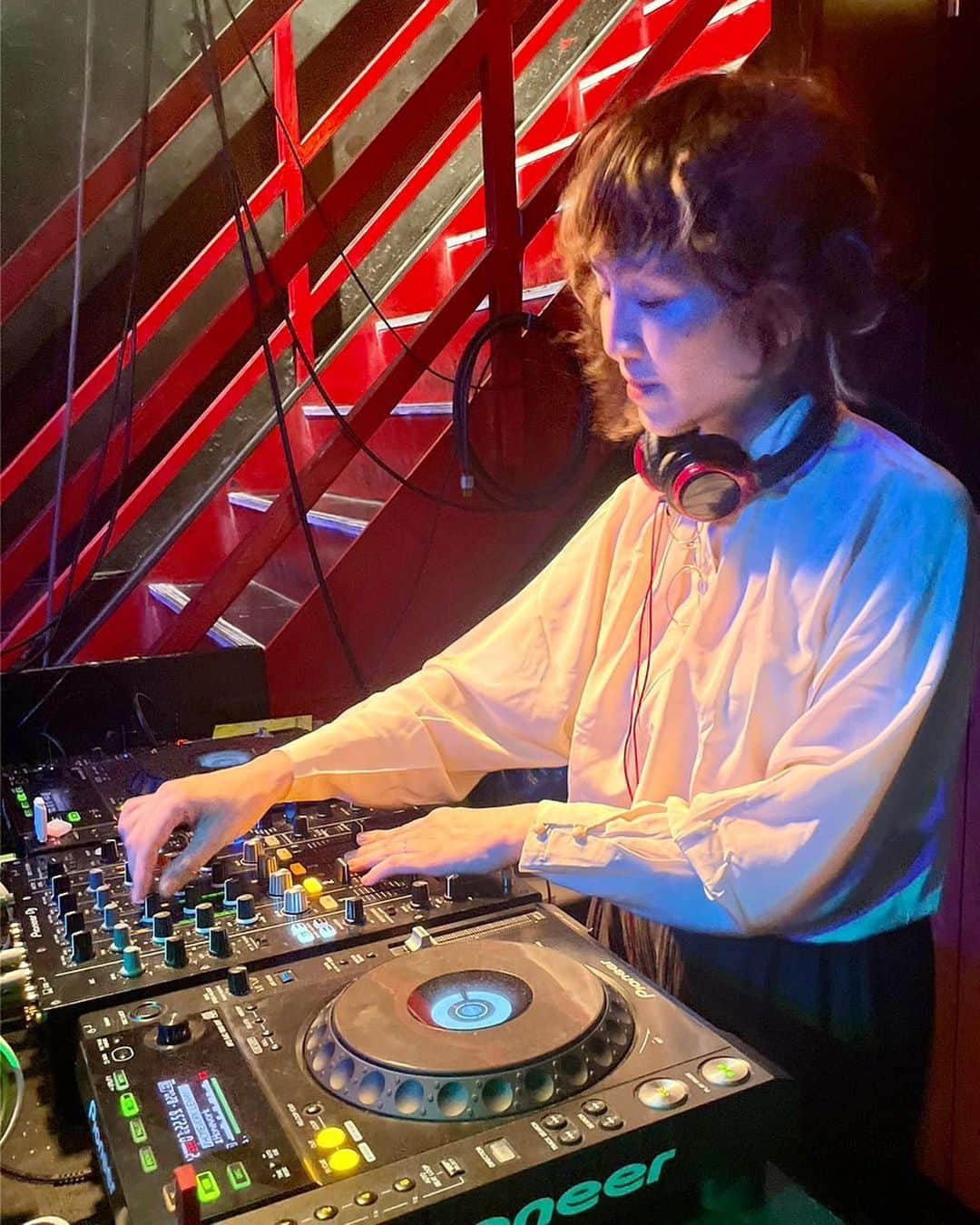 川村由紀のインスタグラム：「Tokyo-based but globally active DJ, producer and writer Yuki Kawamura (@yukikawamura821) returns to Black Rhino Radio with another selection of Balearic and chill music.   The hour-long set features a total of 8 tracks carefully selected by the longtime figure of the underground house scene.   Lock the station for the latest Tokyo inspired sensations  🛎 Balearic Japan • 17.11 ⏱️ 16:00-17:00 [EEST] • 22:00-23:00[JST] 📲 Listen Live via link in bio 🦏 blackrhinoradio.com」