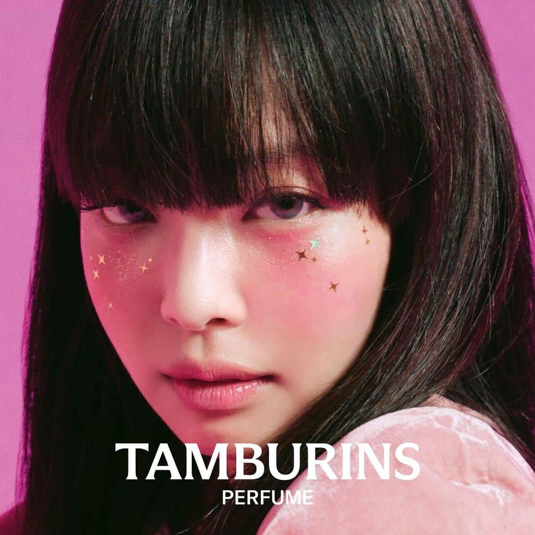 Harper's BAZAAR Japanのインスタグラム：「【BEAUTY NEWS】TAMBURINSが新作フレグランスコレクションの発表とともに、BLACKPIN ジェニーを起用したキャンペーン「The Day of Sorceress」を公開🖤  メインの”PUMKINI“をはじめとする8種類の新フレグランスコレクションをお披露目。ユニークな卵形ボトルが好奇心をかき立てるパフュームやリップバームは要チェック。  「フレグランスを身につけることで自分が変身する願いを叶う」という発想のもと、マジカルガールのように変身を願う少女を演じたジェニーの新たな一面が見える動画も必見🎥  📱 『ハーパーズ バザー（@harpersbazaarjapan）』はスタイルを持つ女性をエンパワーするファッション、ビューティ、ライフスタイル情報を発信中。ぜひフォローして🤍  #タンバリンズ #TAMBURINS #JENNIE #TheDayOfSorceress #PUMKINI #blackpinkjenniekim #kimjennie #ジェニー #香水　#韓国 #韓国コスメ #新作コスメ #リップバーム #リップ #フレグランス」