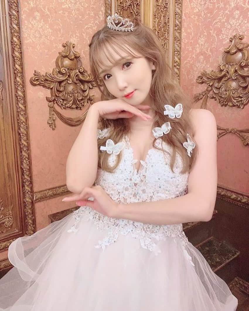 友田彩也香のインスタグラム：「🫧美容Day💆‍♀️🫧 ⁡ 最近こまめに通ってる美容鍼❣️ 今日も @veline.venus さんで施術して頂きました😚♡ ⁡ 生理前で偏頭痛、浮腫みが酷かったからとってもすっきり！目もパッチリ👀✨ ⁡ 施術後はいつもほっぺの位置が全然違う事に毎回感動する😂✨ ⁡ 最近痩せてないのに、痩せた？って聞かれるのは絶対この美容鍼のお陰🙇‍♀️笑 ⁡ 担当：@souta.veline いつもありがとうございます🥺🙏 ⁡ ⁡ #美容鍼VeLine  #美容鍼恵比寿 #美容鍼 #VeLine  #形状記憶美容鍼  #きゅきゅっと美容鍼」