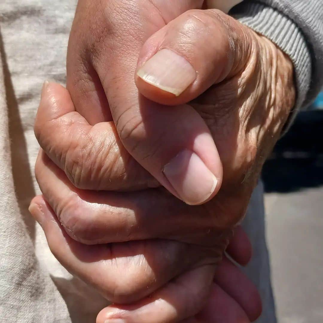 のインスタグラム：「私の通っている心理学で今年行った、バリ島の写真コンテストでなんと‼️  優秀賞と風景賞の二部門受賞しました👑  イチオシだった写真が受賞できなかったのは残念ですが二つも賞頂けてうれしいです😃  イチオシは手のアップ💖  バリ島での出来事が遥か遠くに感じられるー🌄  また来年バリ島行くの楽しみです🌈  遠泊して山登るか、島行くか、バリの兄貴に会いに行くか考えてるのでピーンときたら一緒に行きましょ☺️🌿  #バリ島 #写真 #アグン山 #風景 #心理学 #エンライトメント心理学」