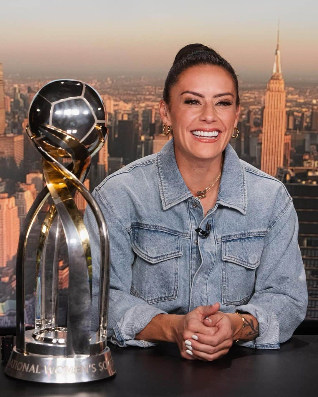 アリ・クリーガーさんのインスタグラム写真 - (アリ・クリーガーInstagram)「Championship Media Tour Madness sharing the big @gothamfc win with this beautiful, badass city we call home!!  🦇🫶🏽🏆🗽」11月18日 6時52分 - alikrieger