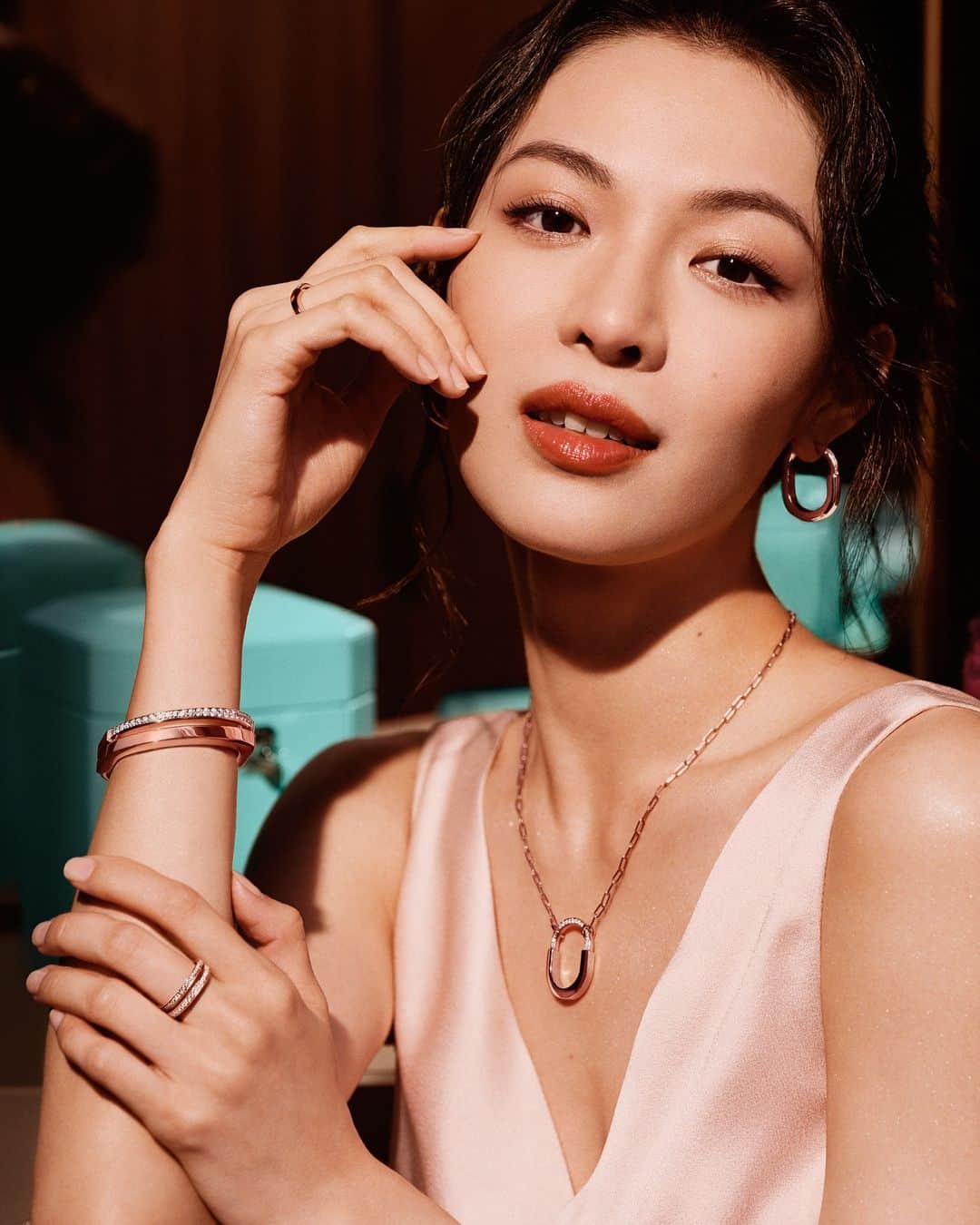 ティファニーのインスタグラム：「The beauty of connection. The joy of giving what they truly want. China Brand Ambassador @elaine_zhongchuxi glows in Tiffany Lock designs. Featuring warm 18k gold with hand-set diamonds, the collection honors our most unbreakable bonds. Link in bio. #ATiffanyHoliday #TiffanyLock #TiffanyAndCo」